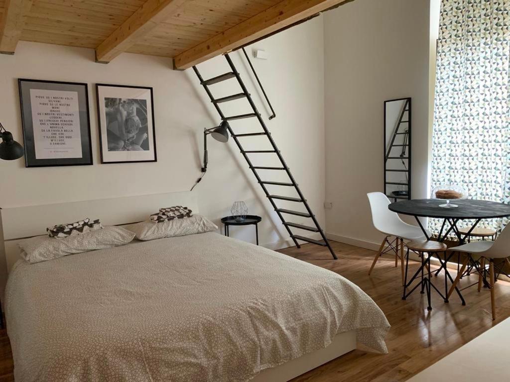 Quadruple Room with Private Bathroom - Photo 11