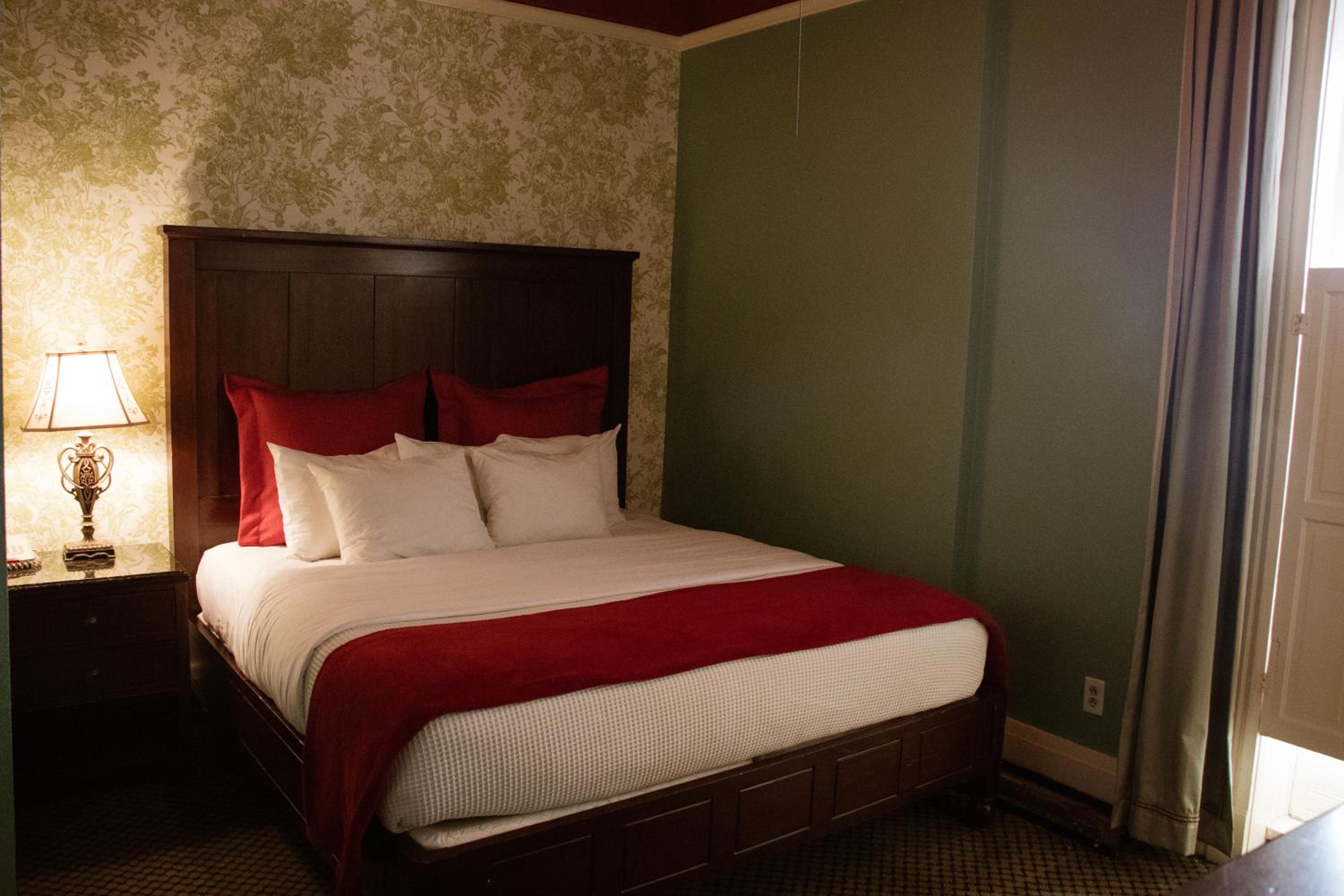 Queen Room with Balcony - Photo 1