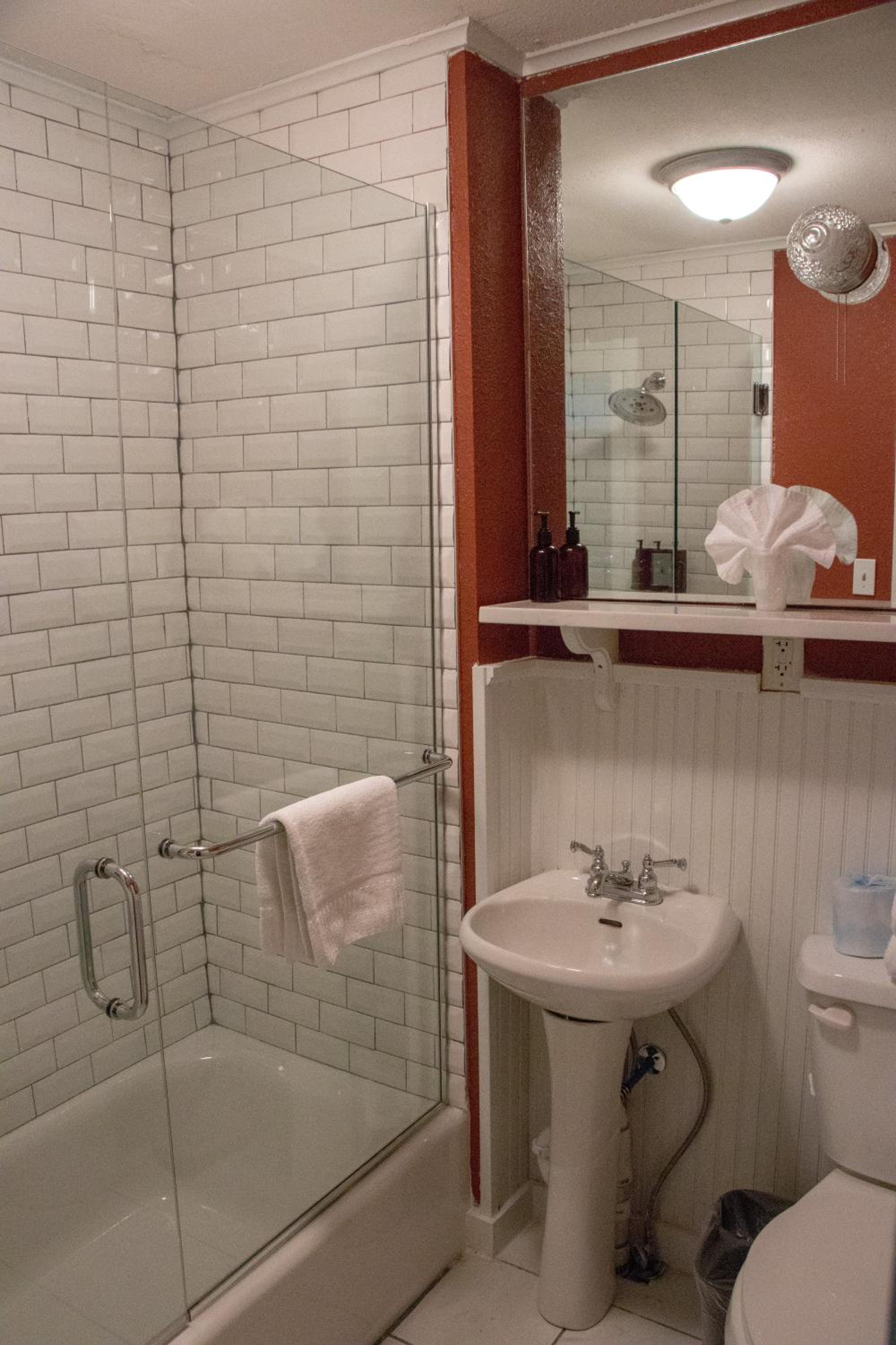 Queen Room with Balcony - Photo 2