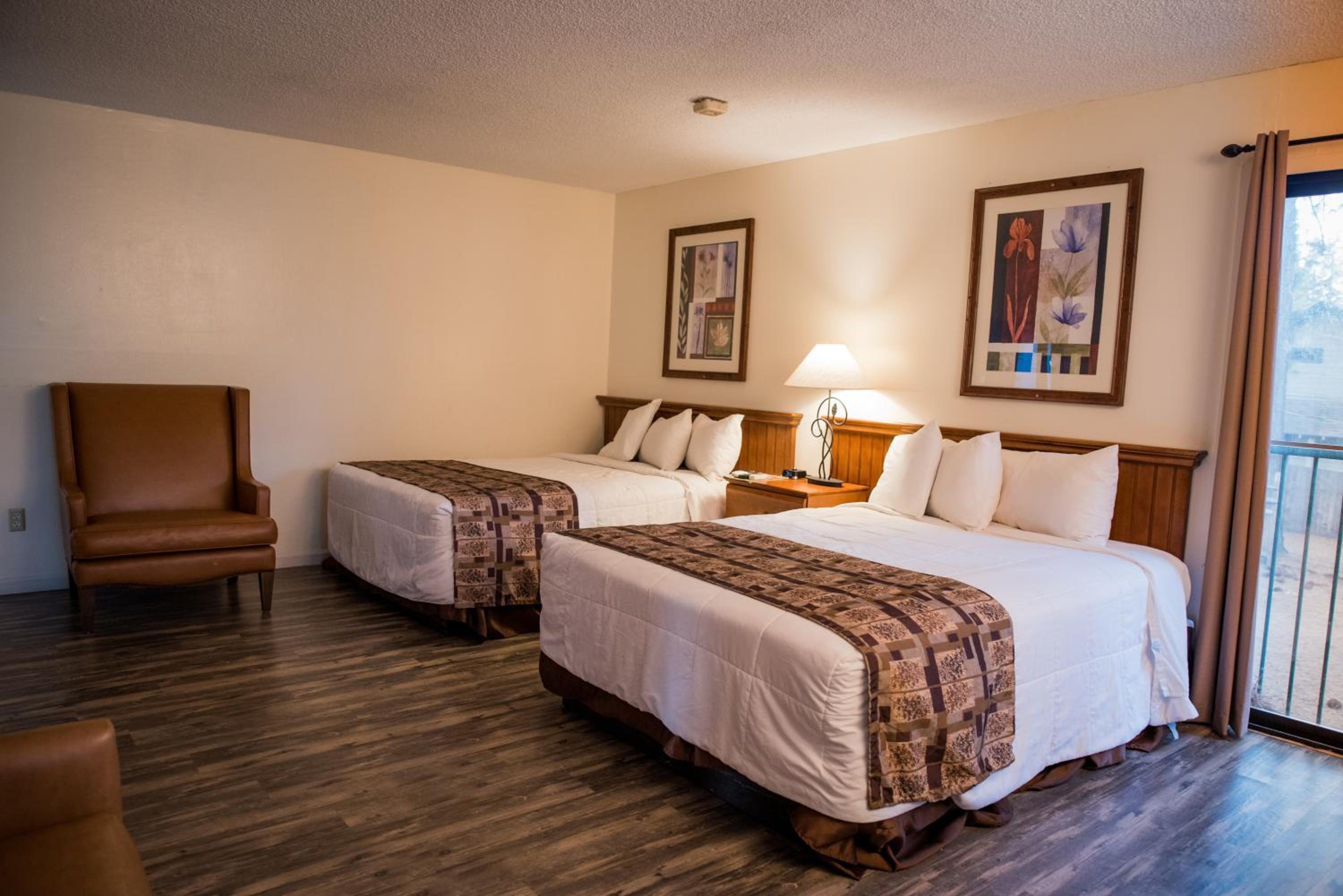 Deluxe Queen Room with Two Queen Beds and Kitchen - Photo 7