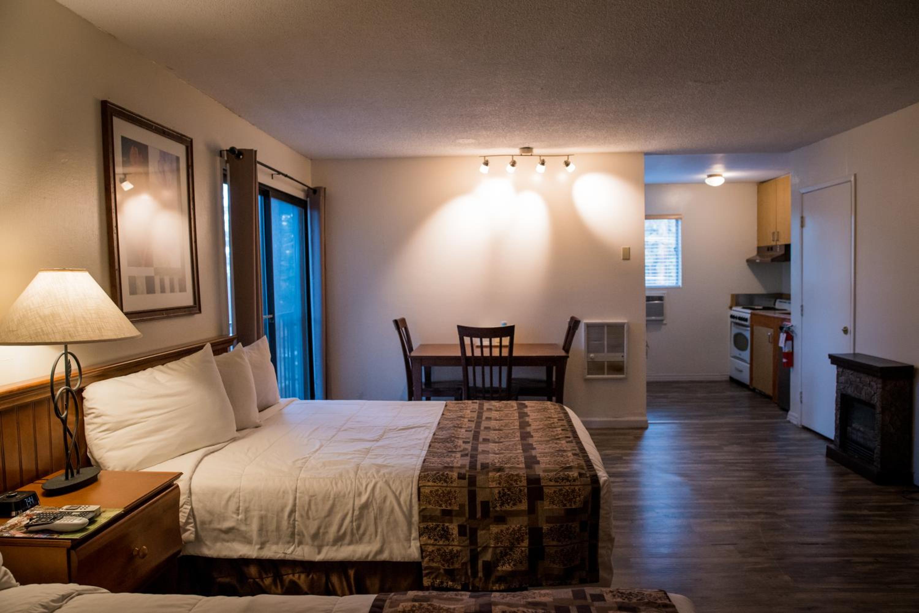 Deluxe Queen Room with Two Queen Beds and Kitchen - Photo 5
