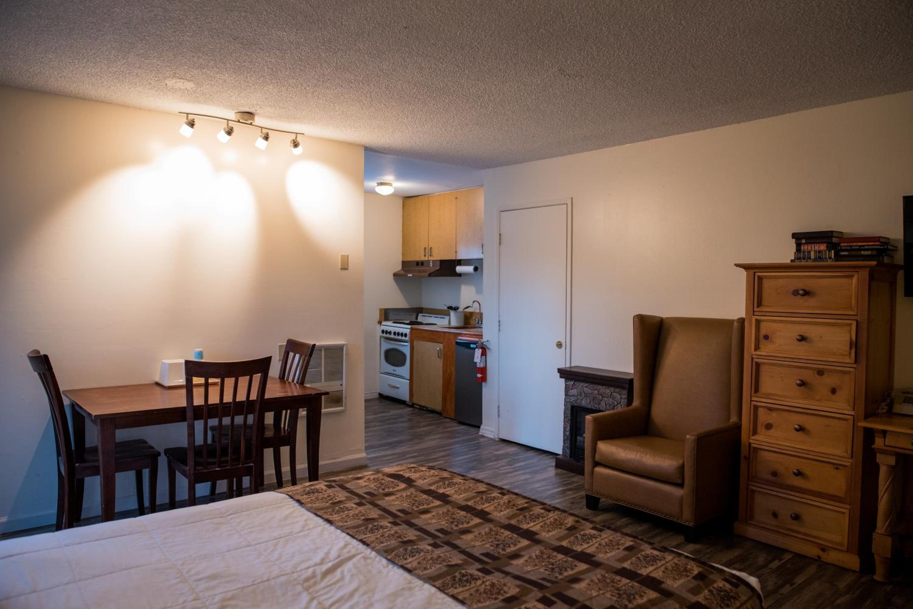 Deluxe Queen Room with Two Queen Beds and Kitchen - Photo 4