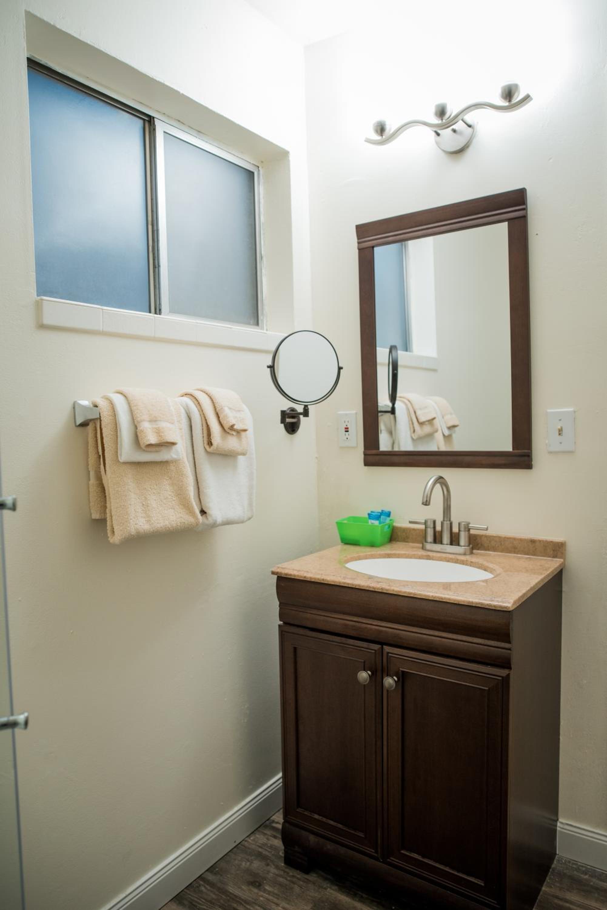 Standard King Room - Photo 16