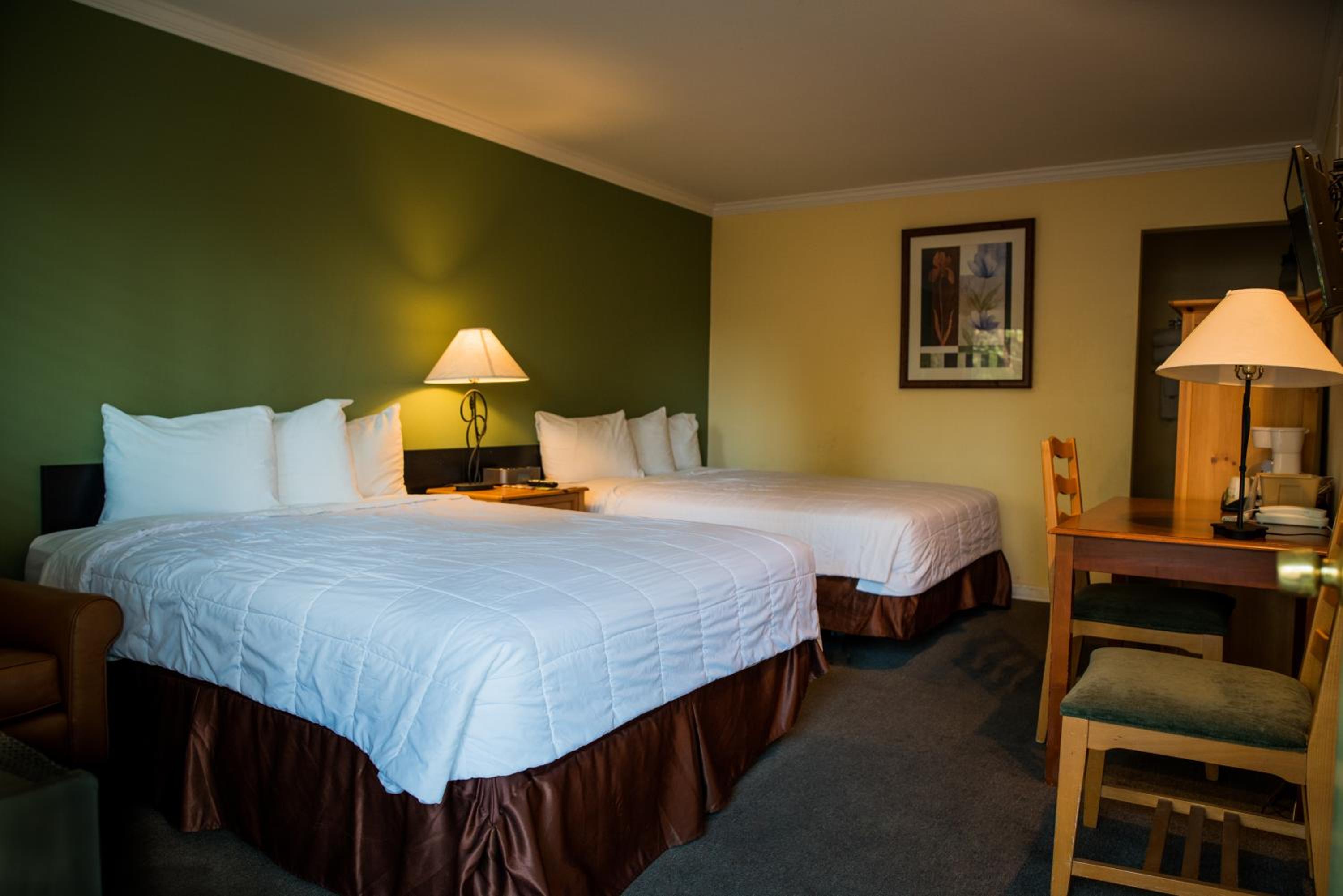 Superior Queen Room with Two Queen Beds - Photo 10