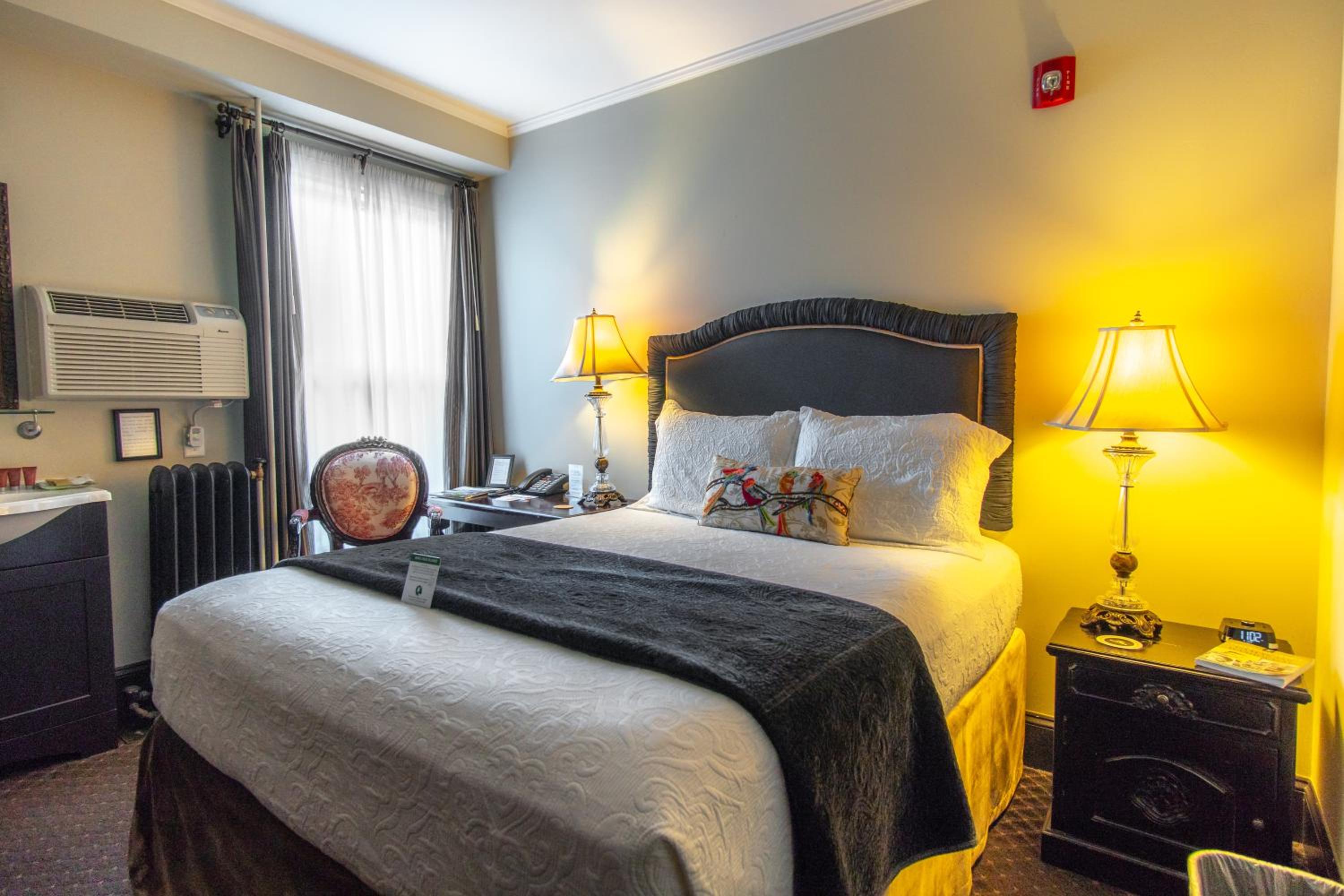Queen Room 6 with Private Bathroom - Photo 1