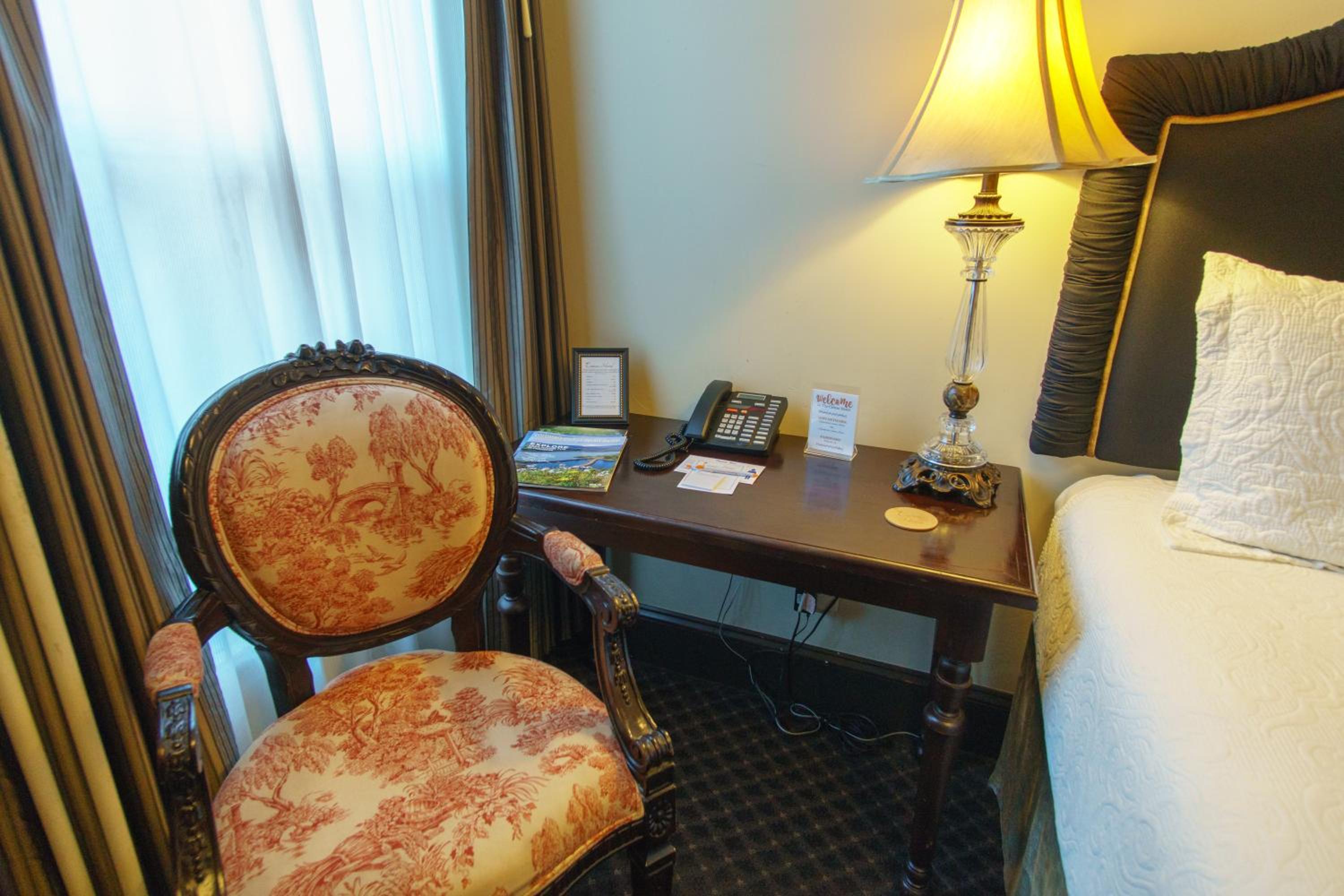 Queen Room 6 with Private Bathroom - Photo 2
