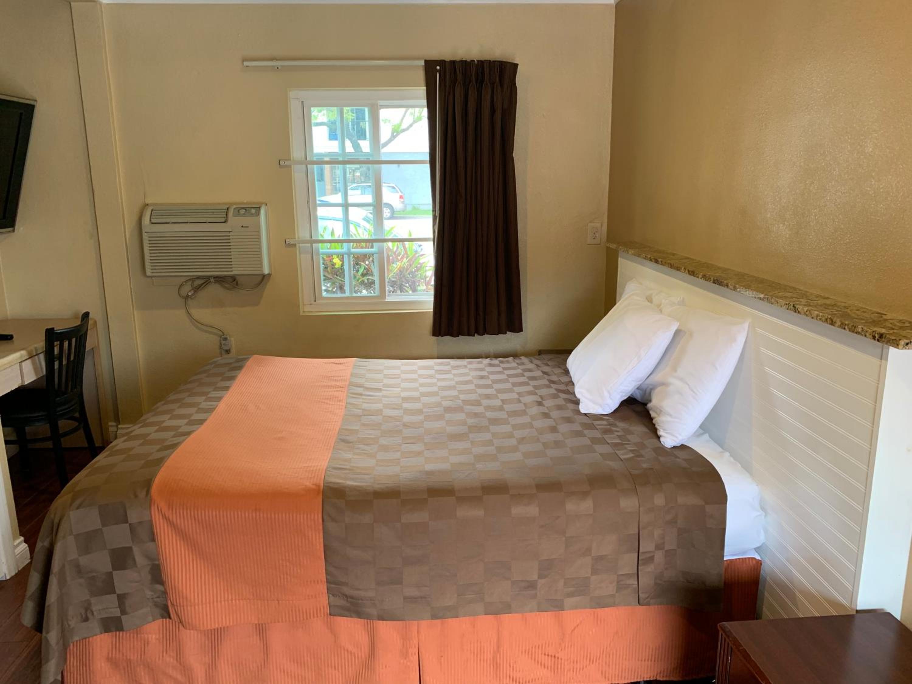 Queen Room photo 1