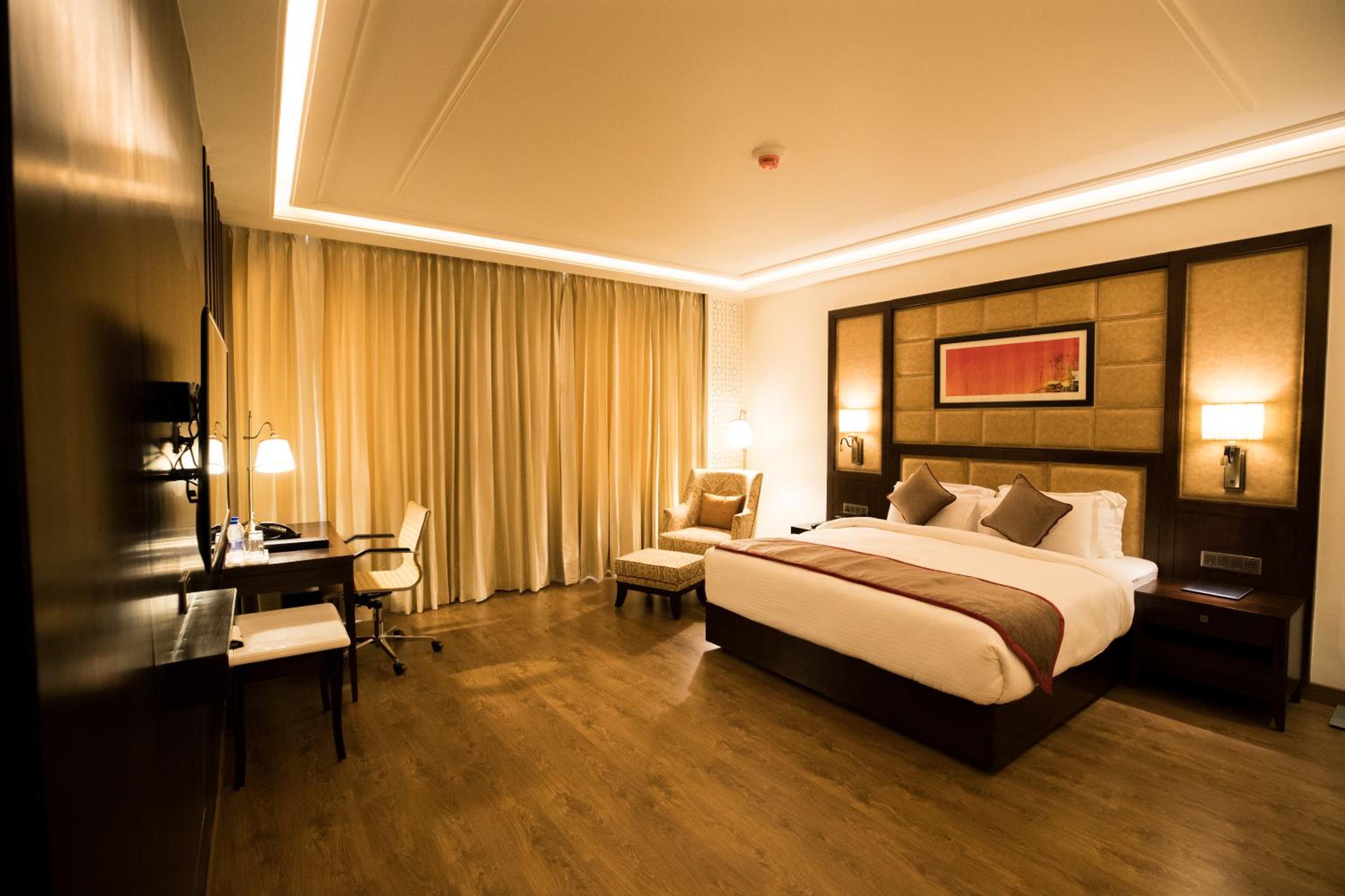 King Suite (Non Smoking) - Book & Unlock Exclusive Discounts - Photo 4