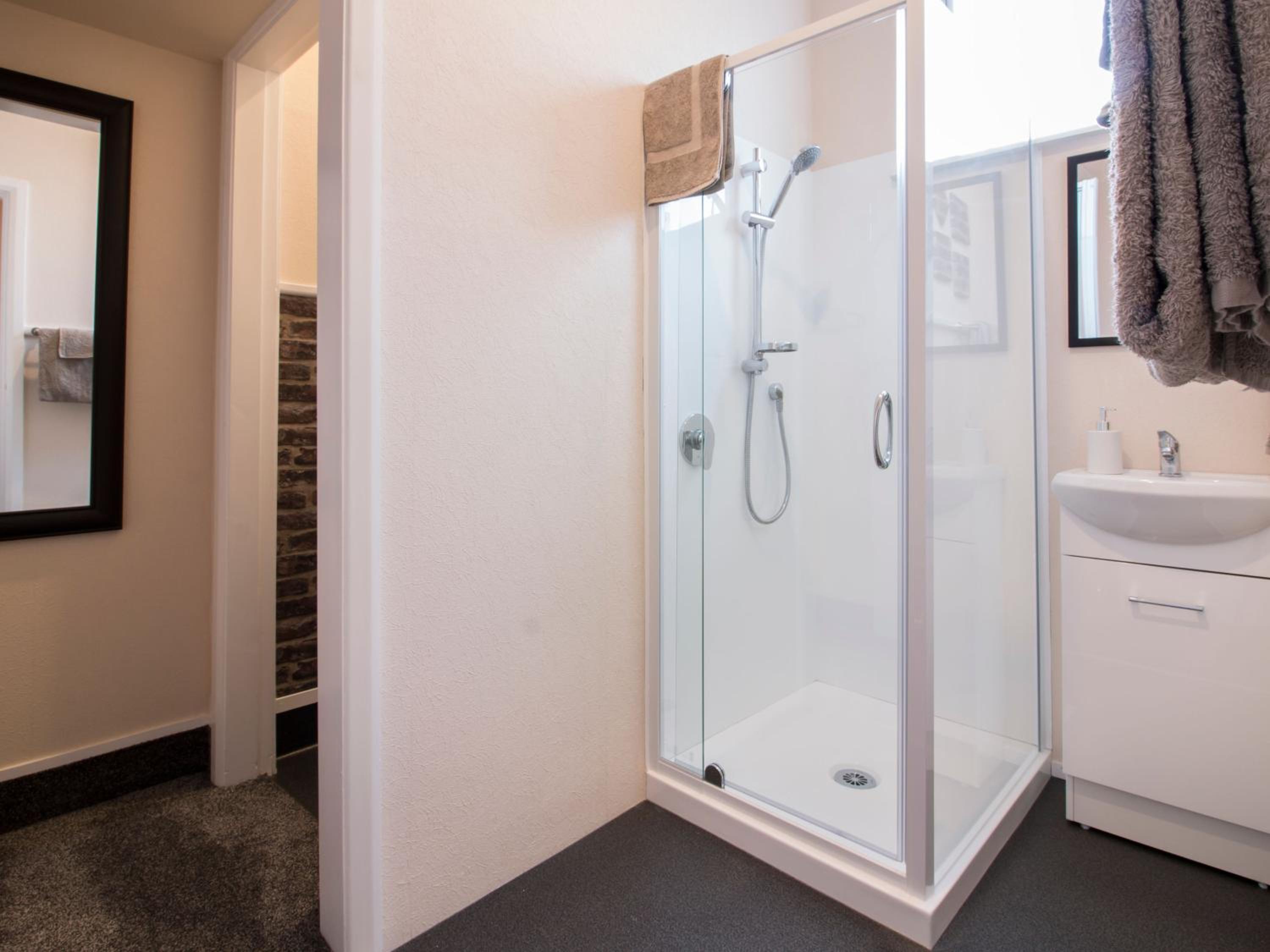 Standard Double Room - Photo 13