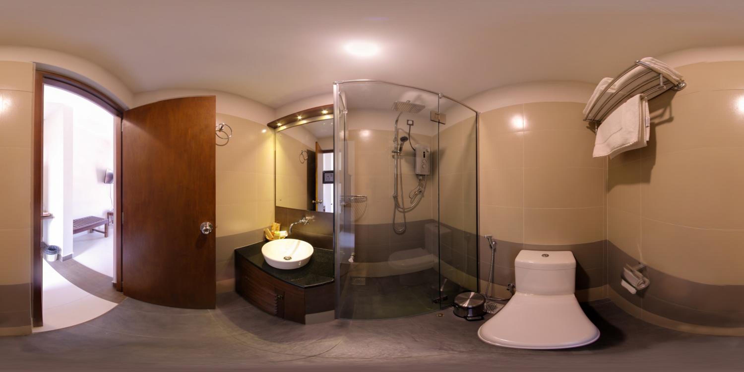 Deluxe Twin Room with Balcony & Canal View photo 2