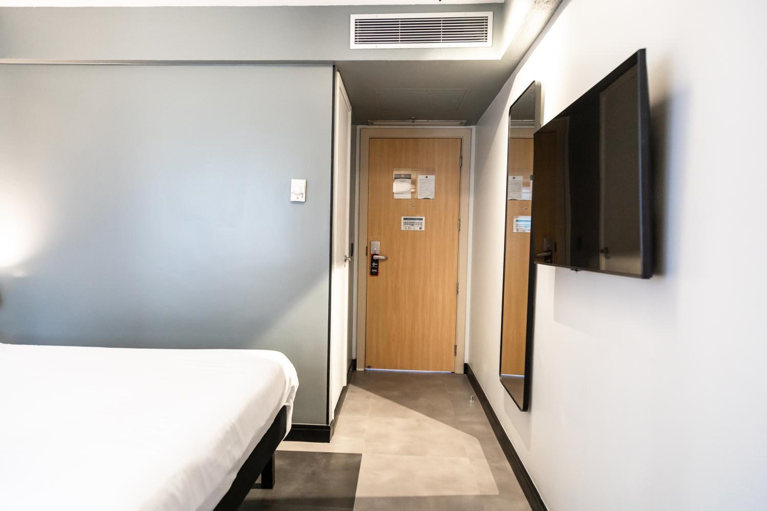 Available room thumbnail 6