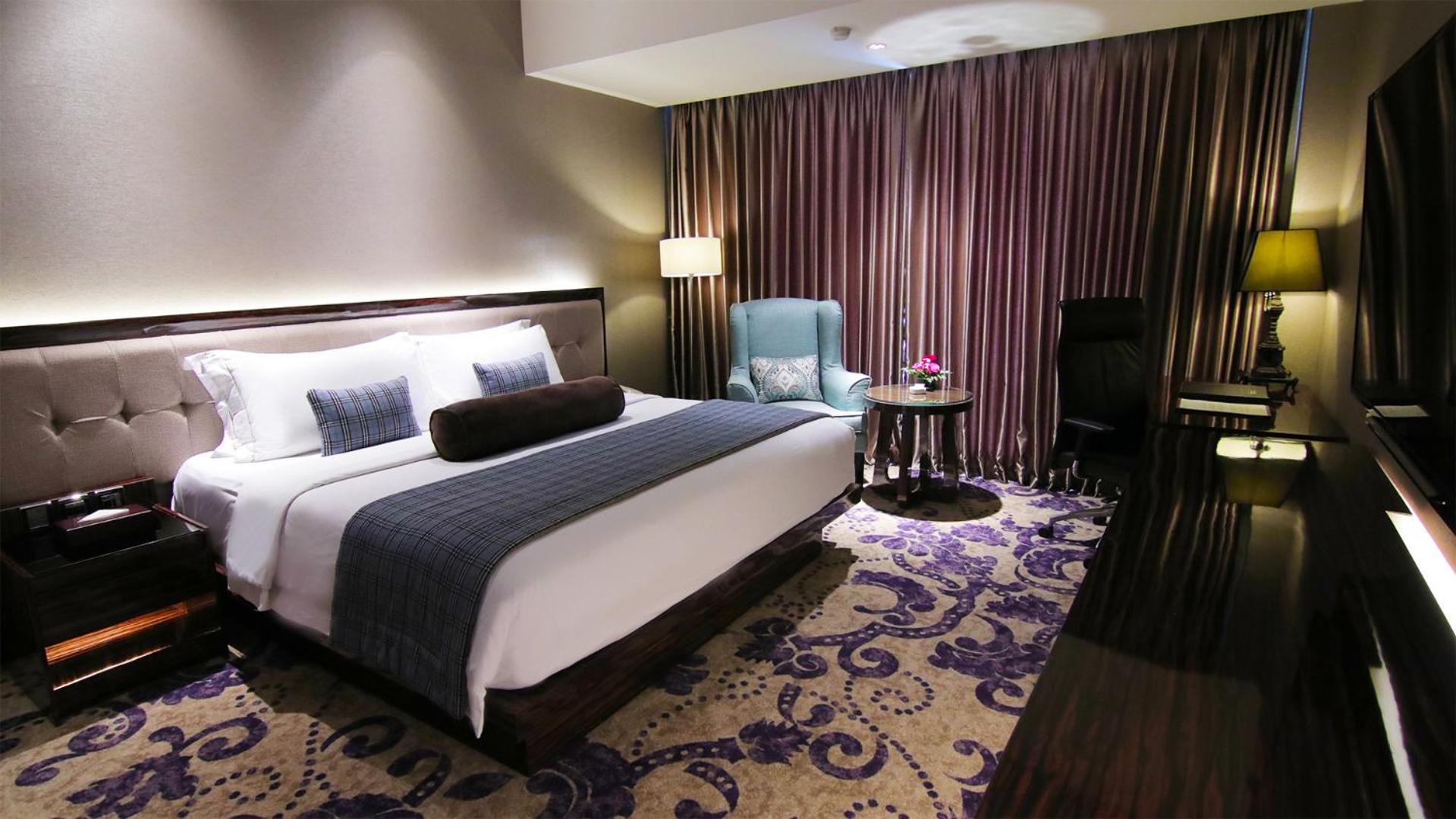 Executive Suite - Photo 1