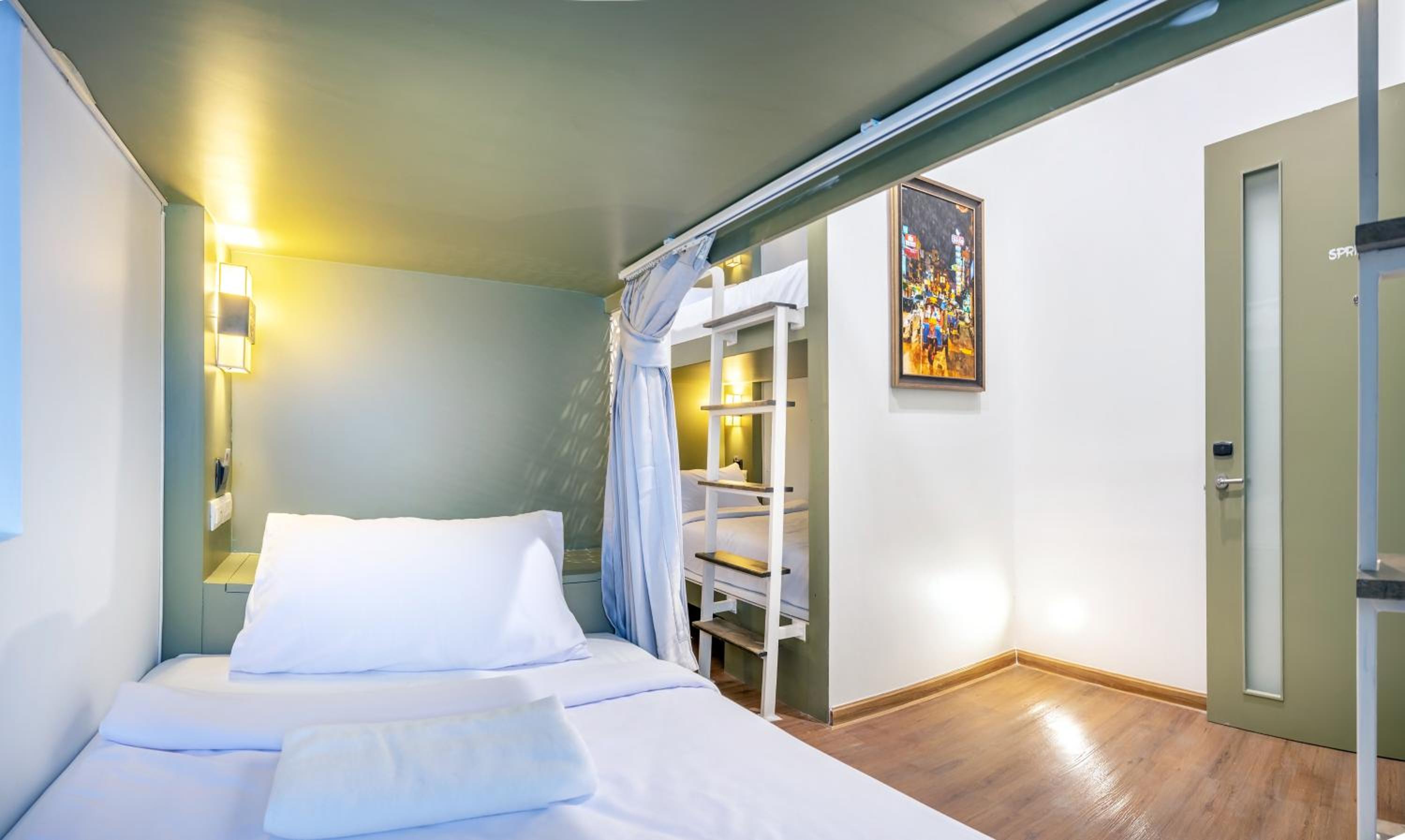 6-Bed Mixed Dormitory Room photo 3