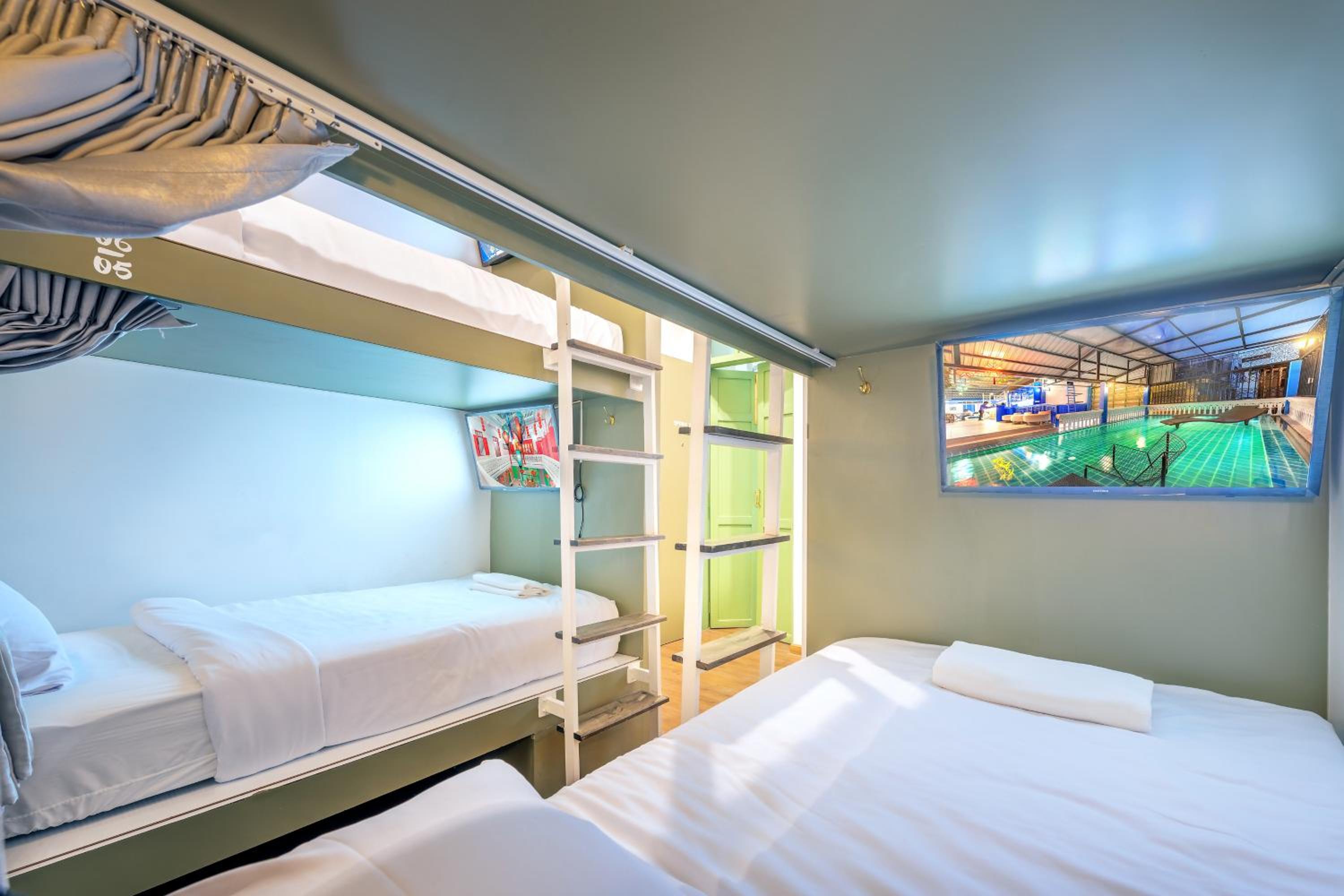 6-Bed Mixed Dormitory Room photo 1