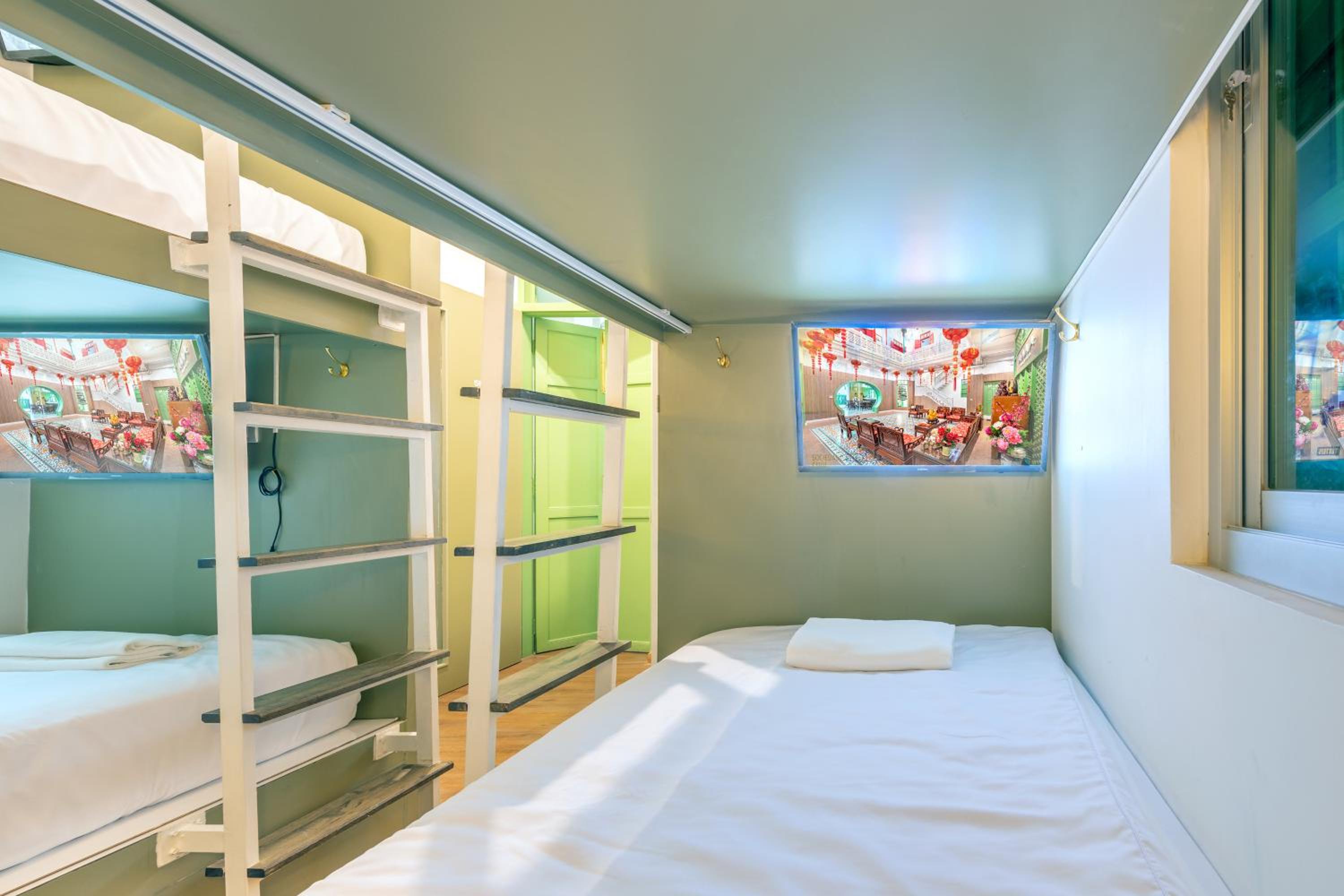 6-Bed Mixed Dormitory Room photo 2