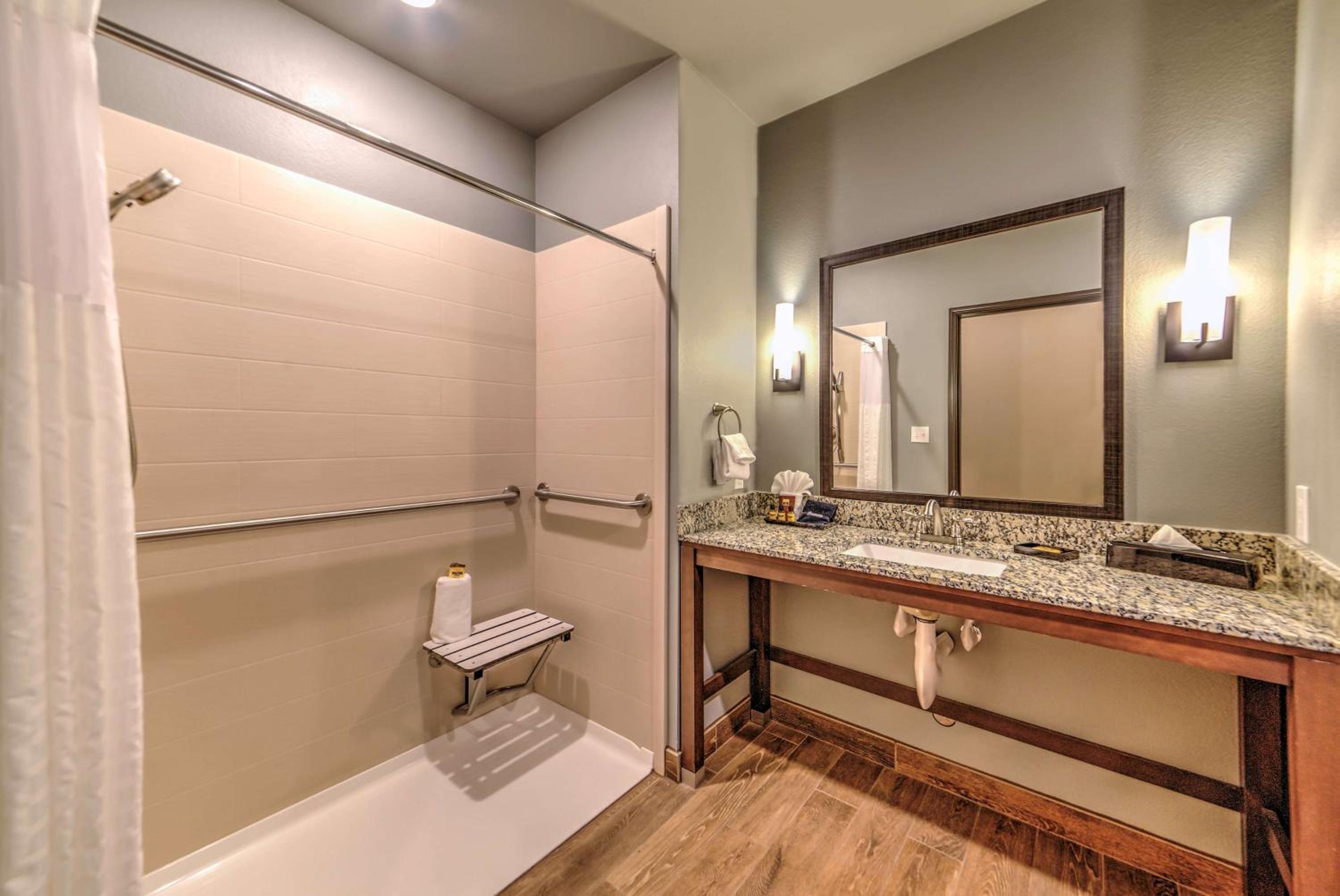 King Room with Roll-in Shower - Disability Access/Non-Smoking