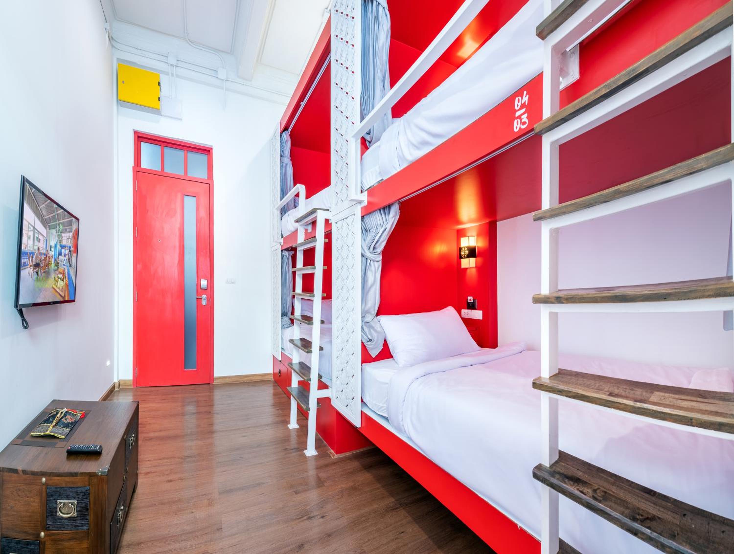 Quadruple Room with Shared Bathroom photo 2