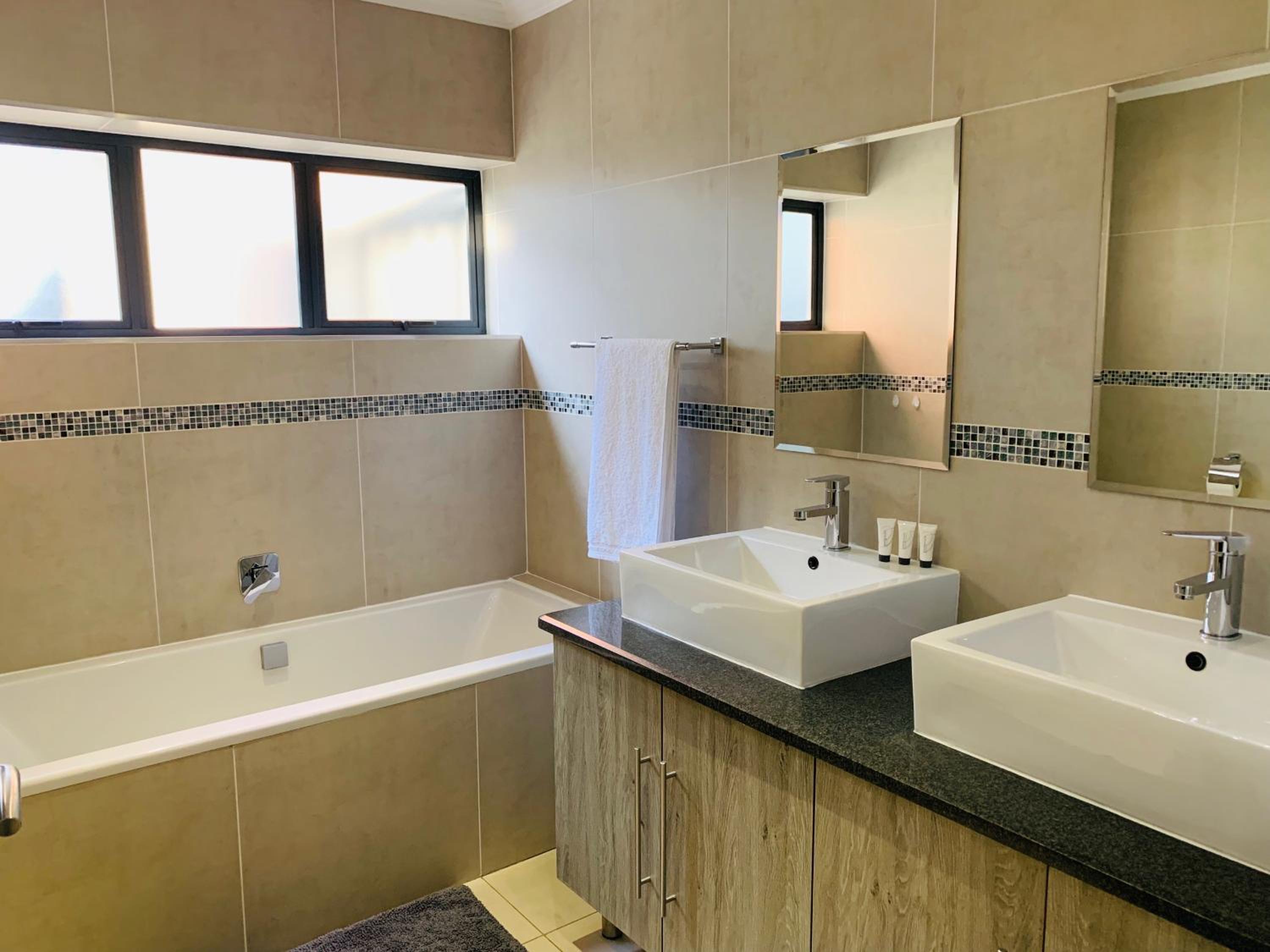 Deluxe Double or Twin Room - Photo 2