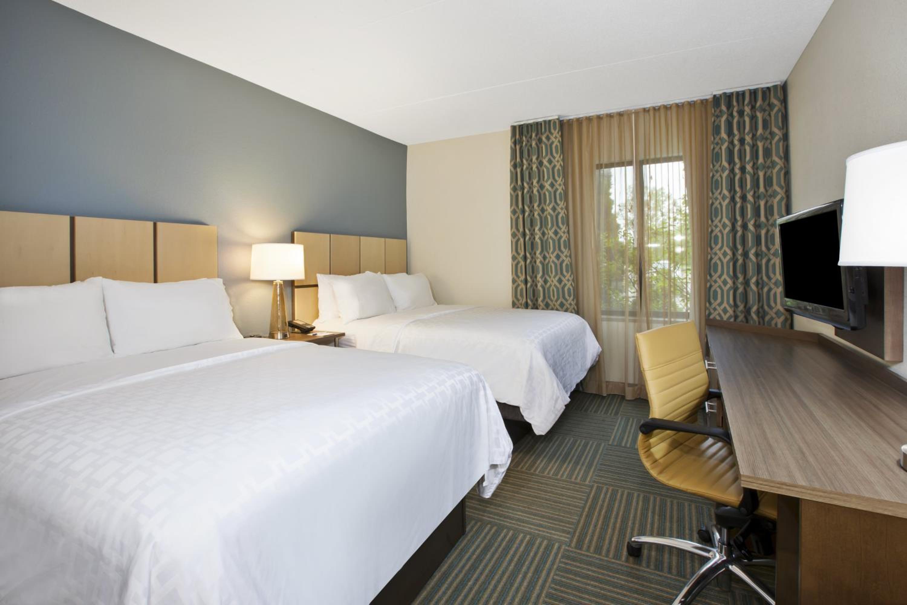 One-Bedroom Queen Suite