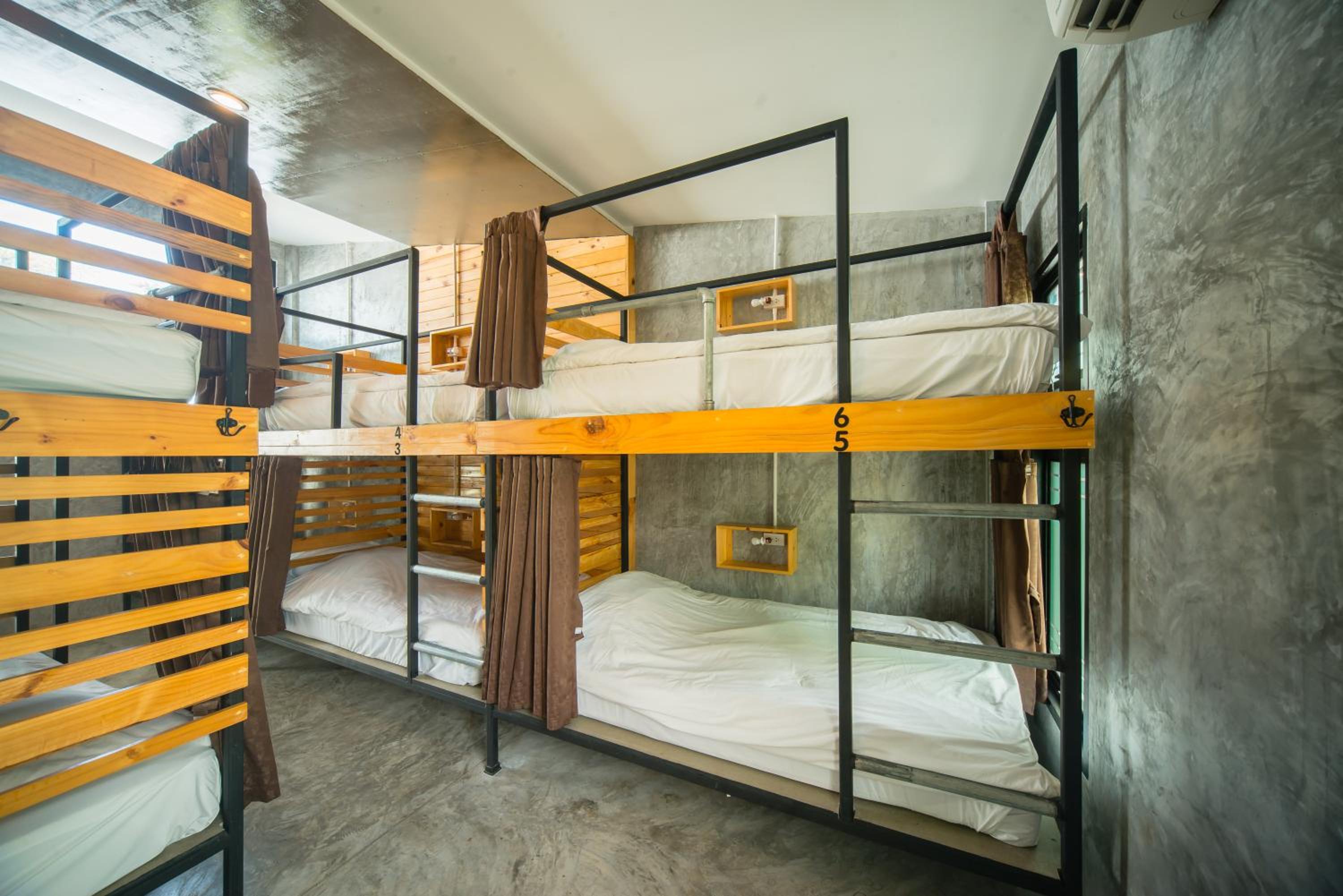 Bed in 8-Bed Mixed Dormitory Room photo 1