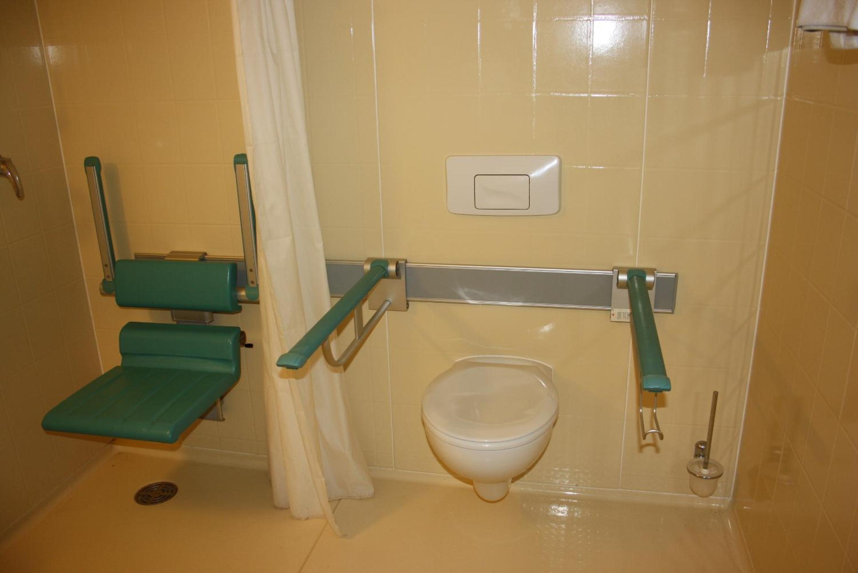 Twin Room - Disability Access photo 3