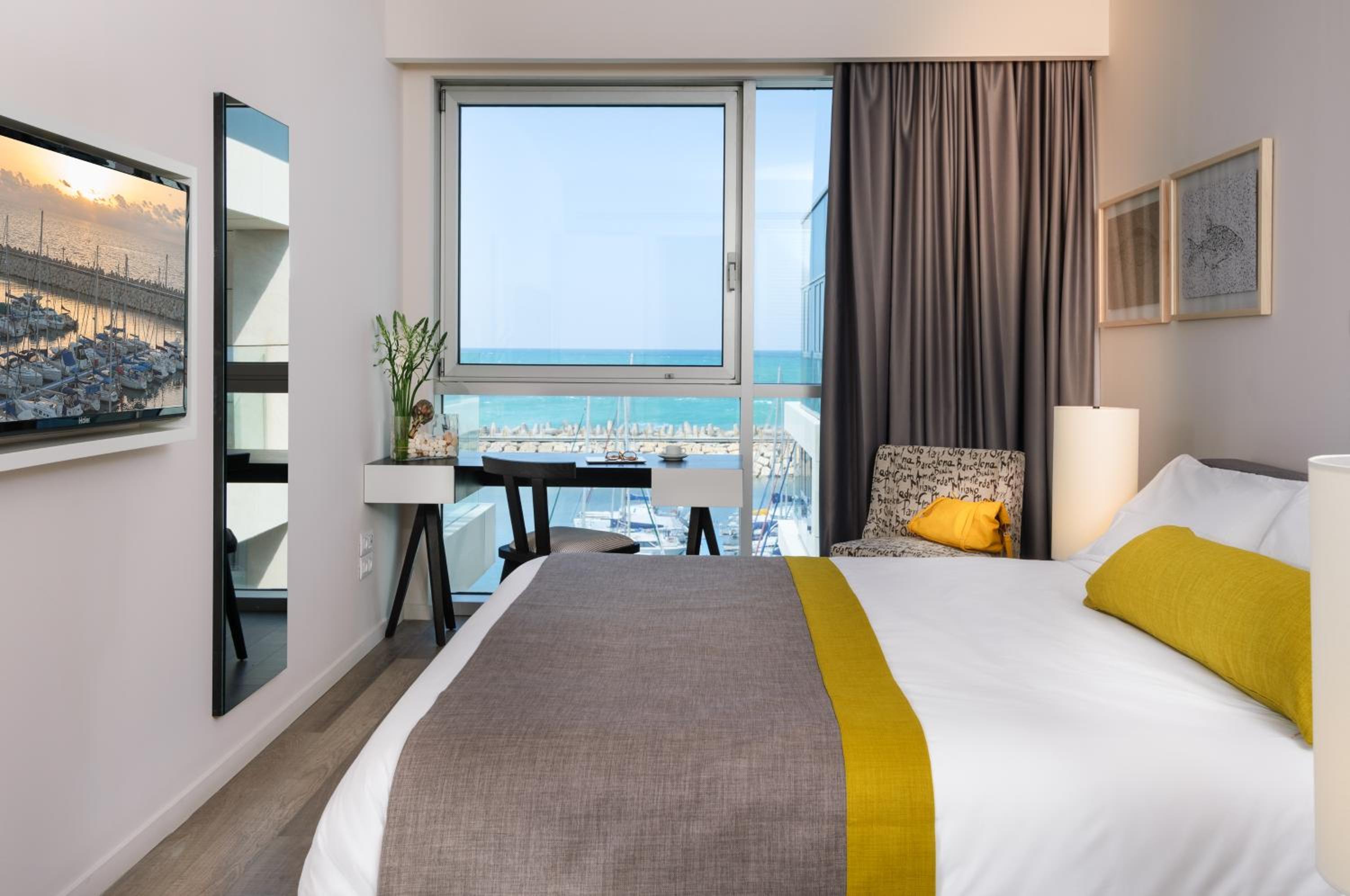 Executive Suite with Marina View and Balcony thumbnail 6