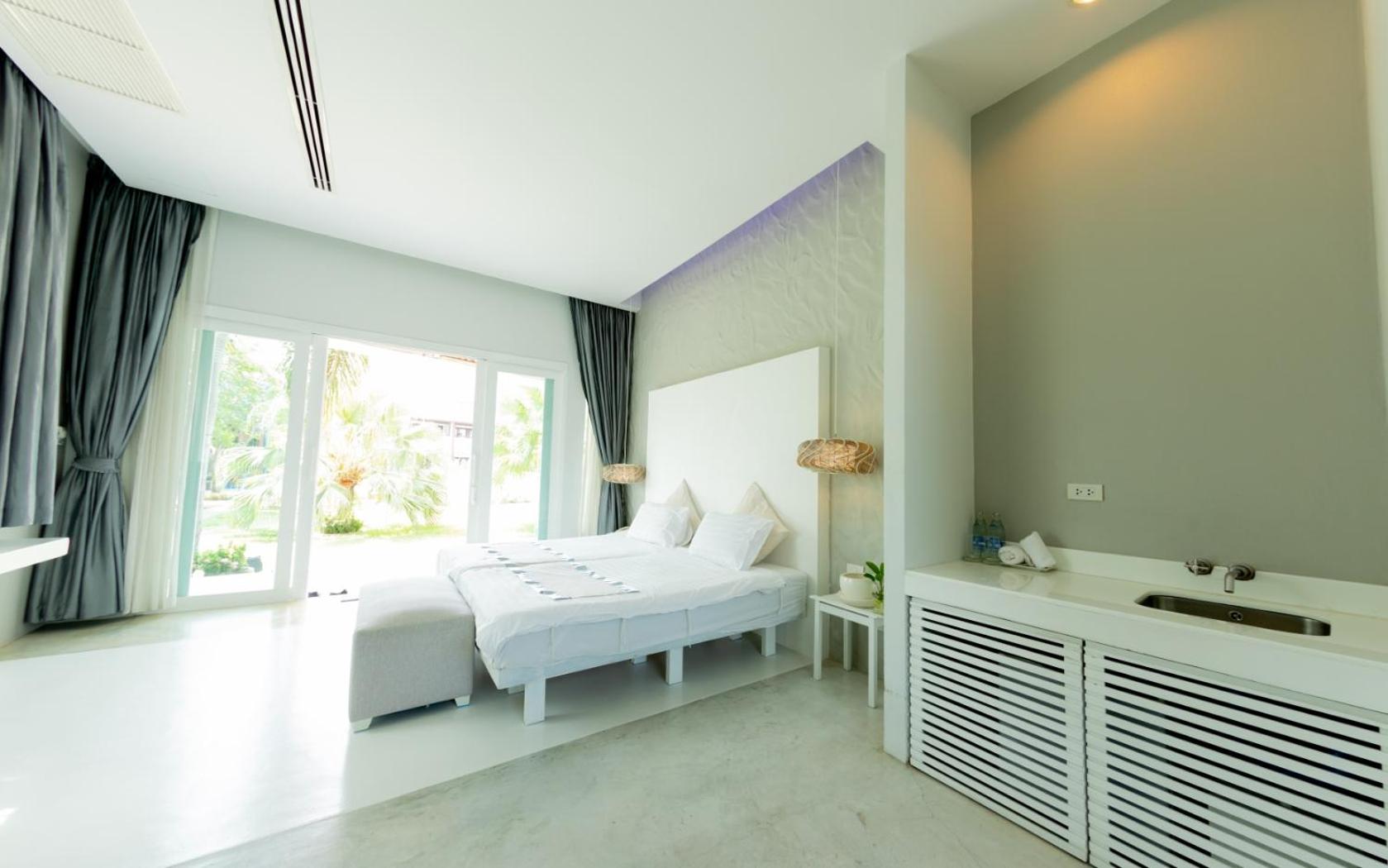 Deluxe Double Room - Photo 11