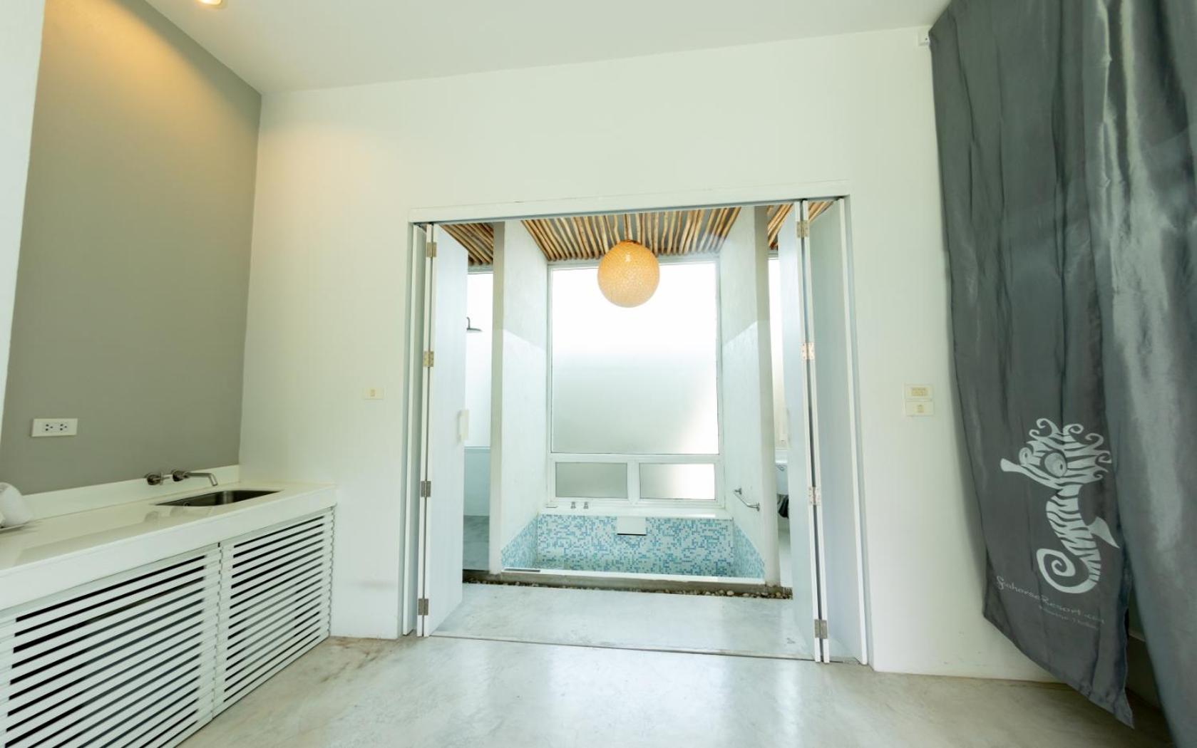 Deluxe Double Room - Photo 10