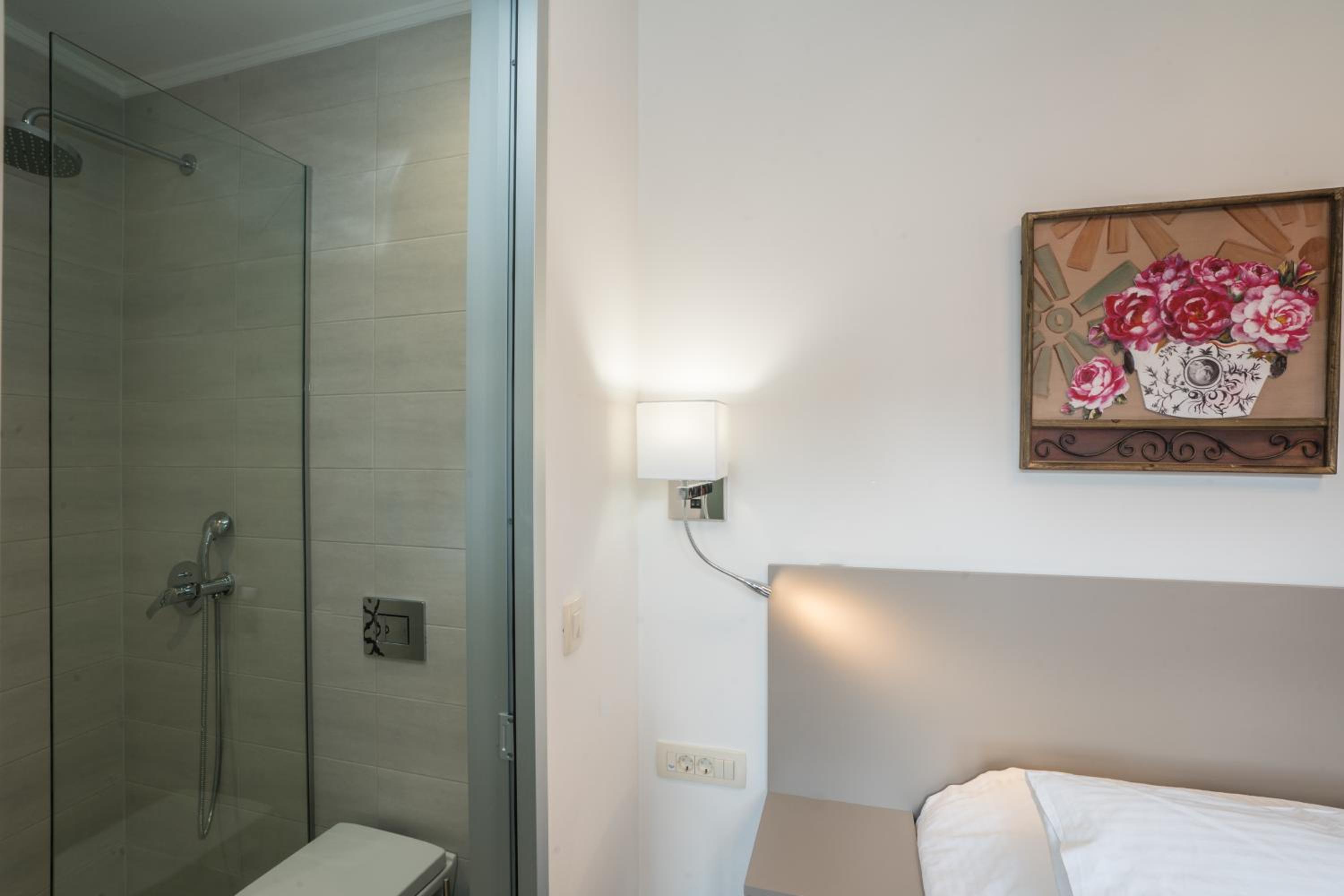 Standard Double Room - Photo 9
