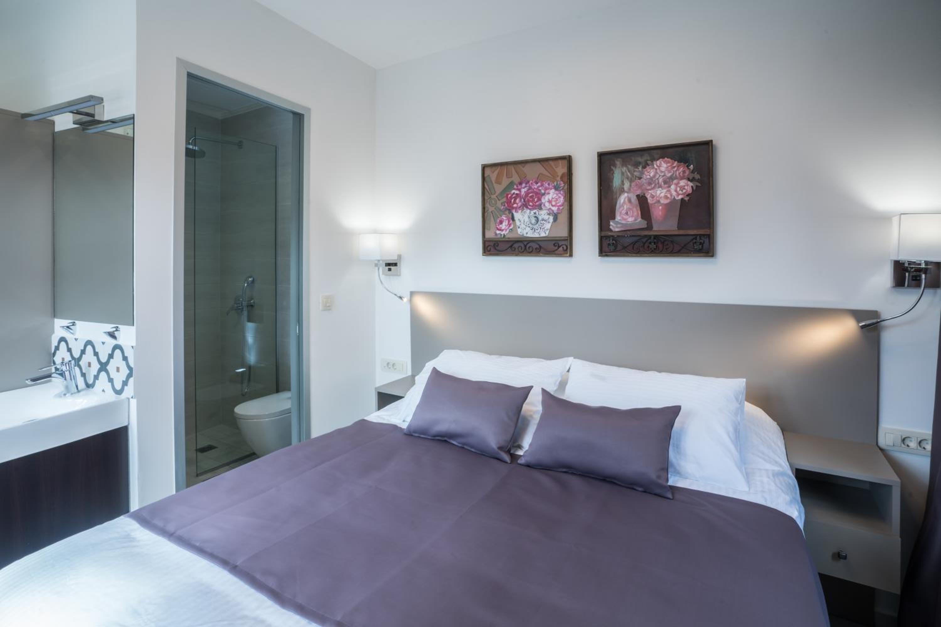 Standard Double Room - Photo 8