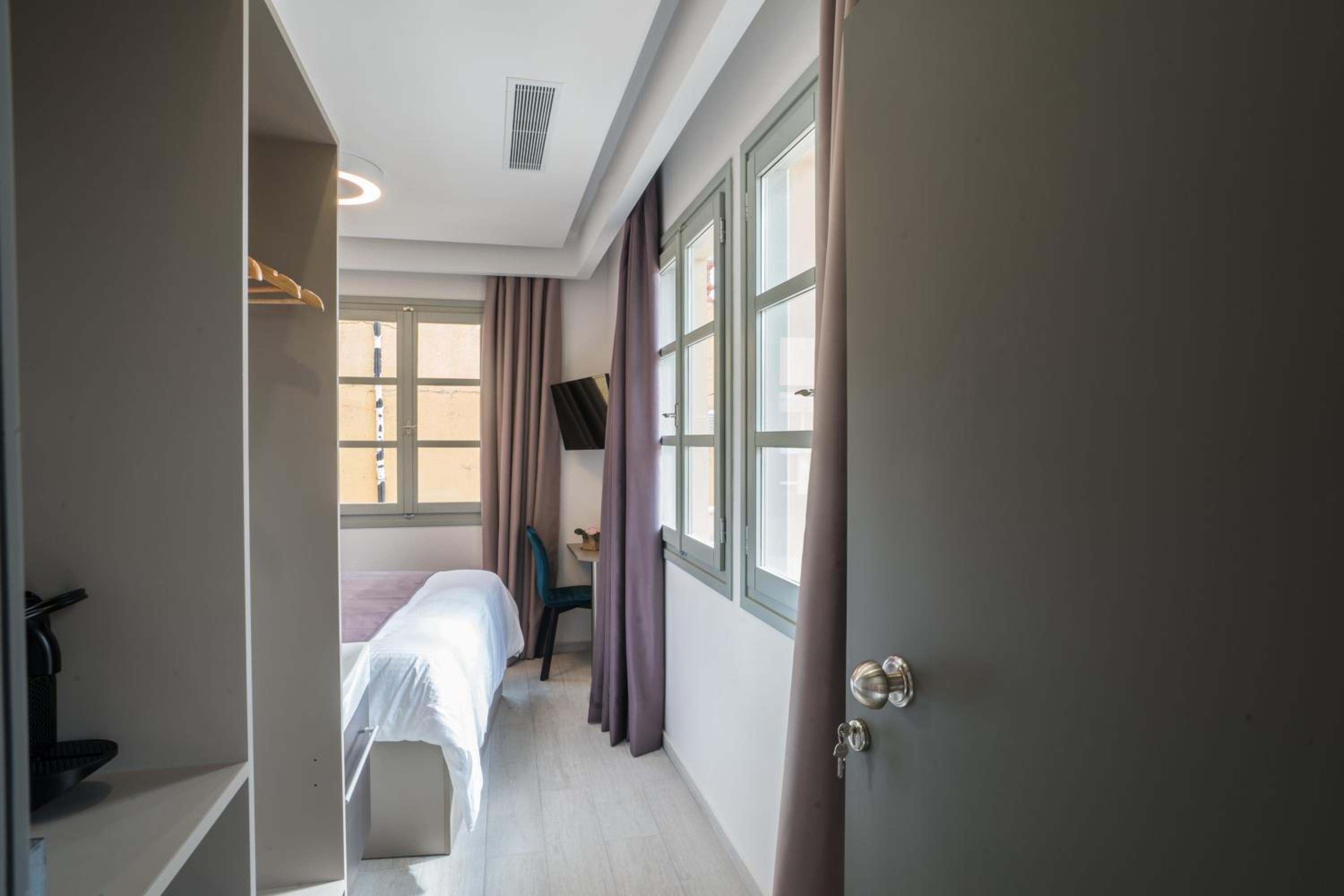 Standard Double Room - Photo 10