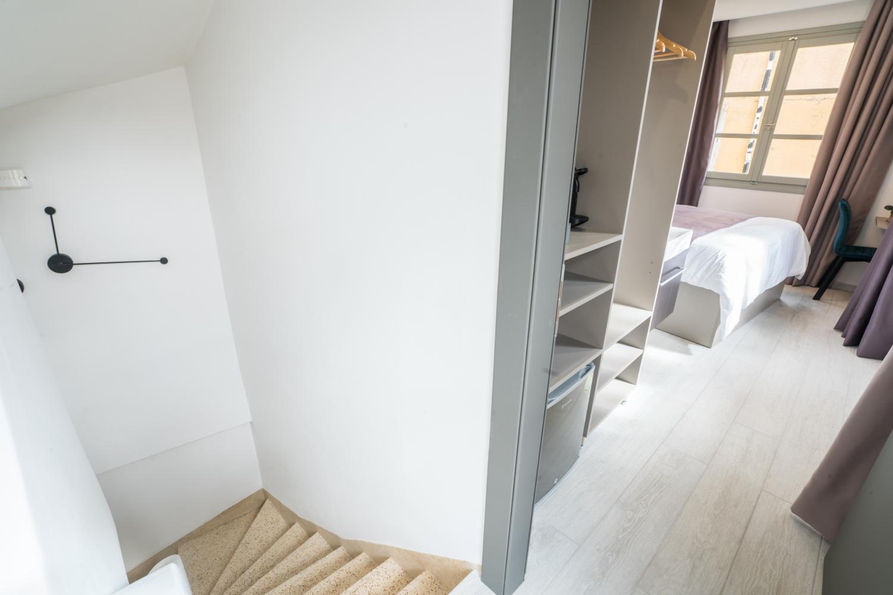 Standard Double Room - Photo 11