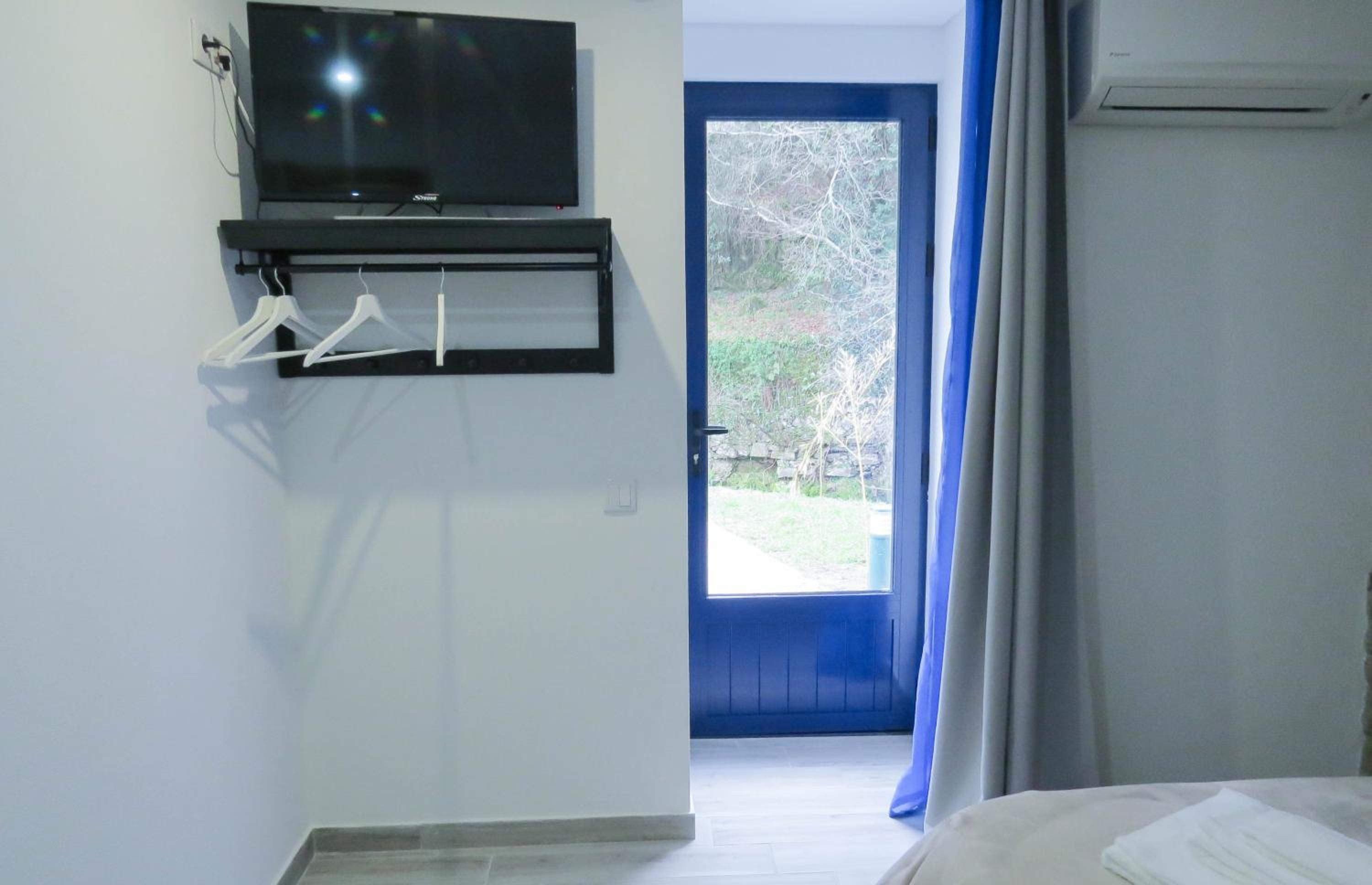 Two-Bedroom House - Photo 2