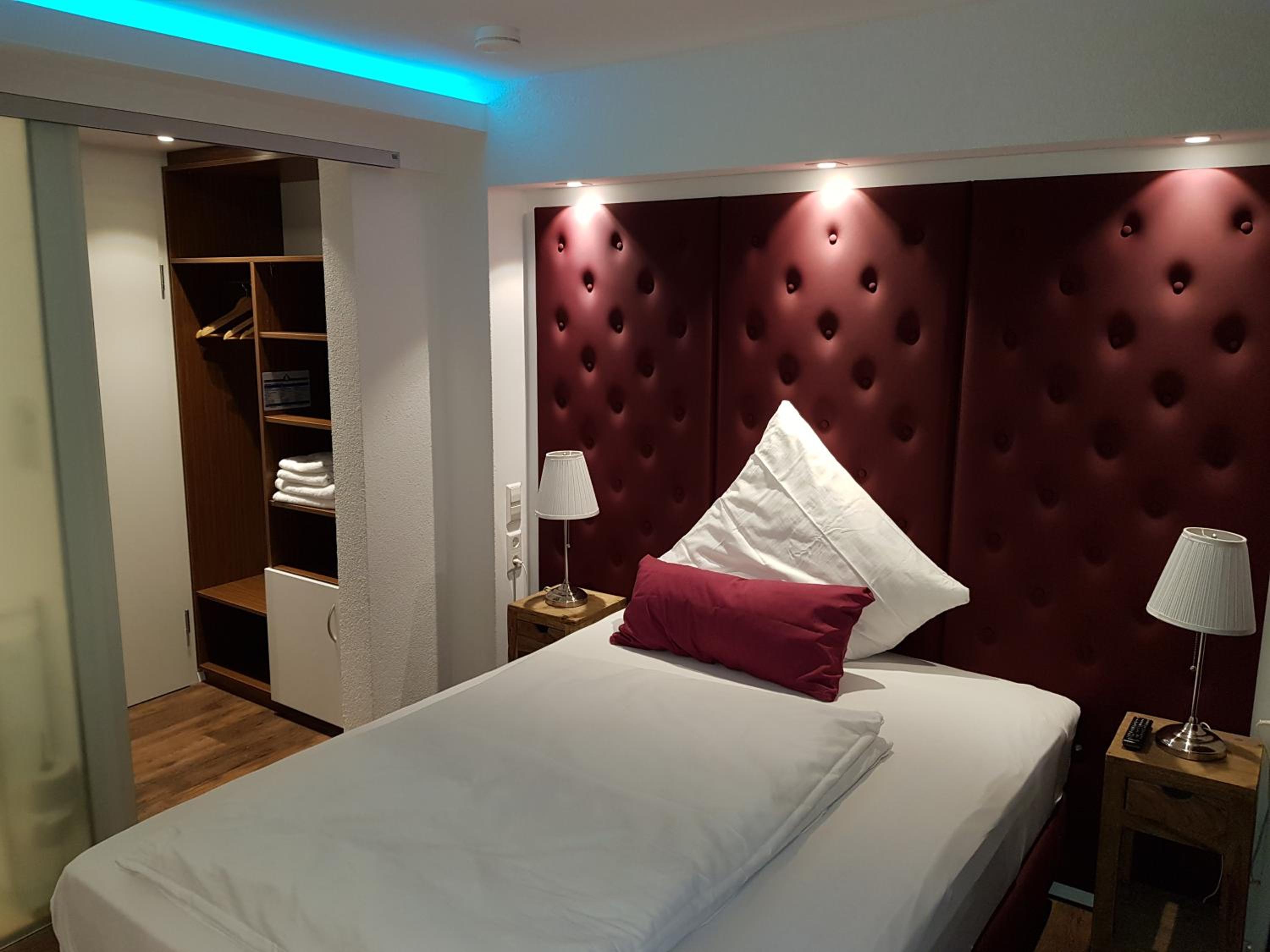 Small Double Room - Photo 3