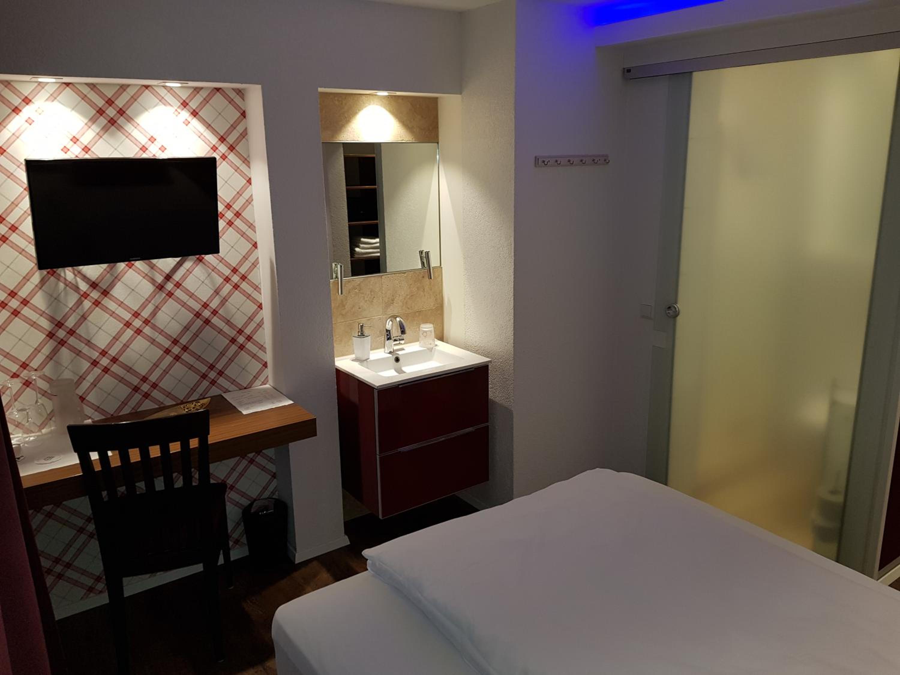 Small Double Room - Photo 2