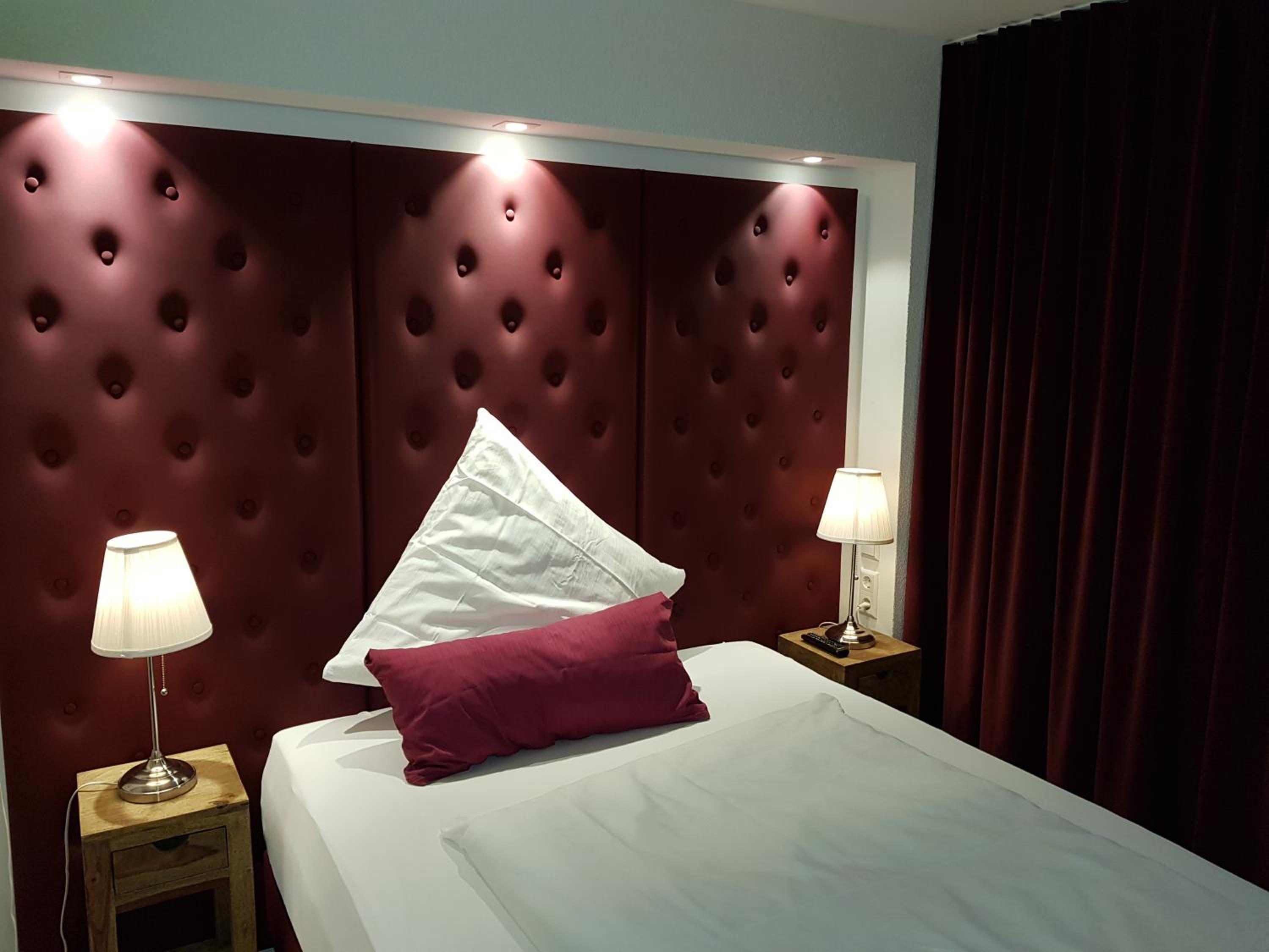 Small Double Room - Photo 1