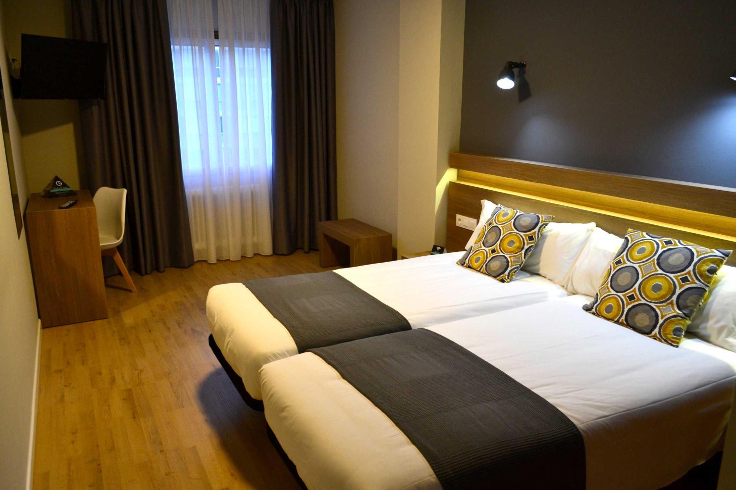 Standard Double or Twin Room - Photo 9