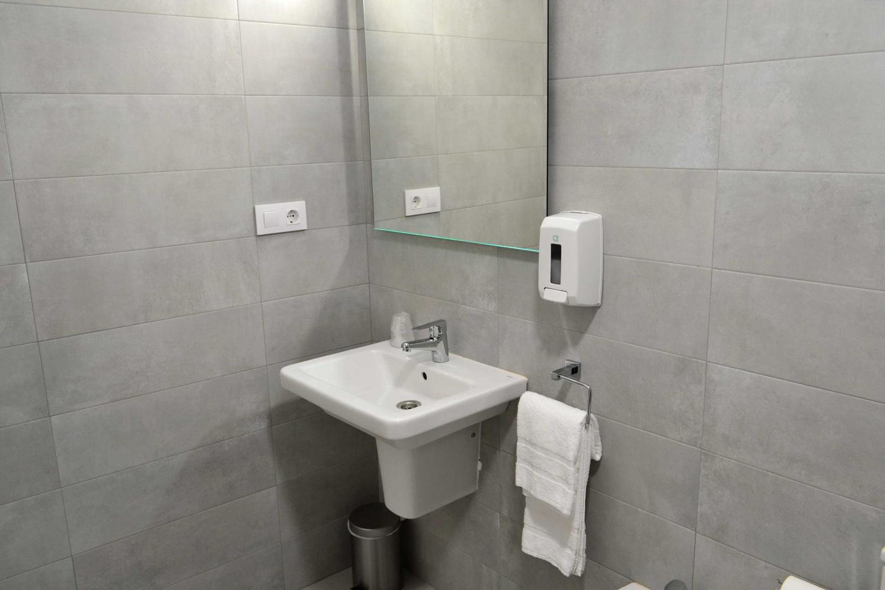 Standard Double or Twin Room - Photo 10