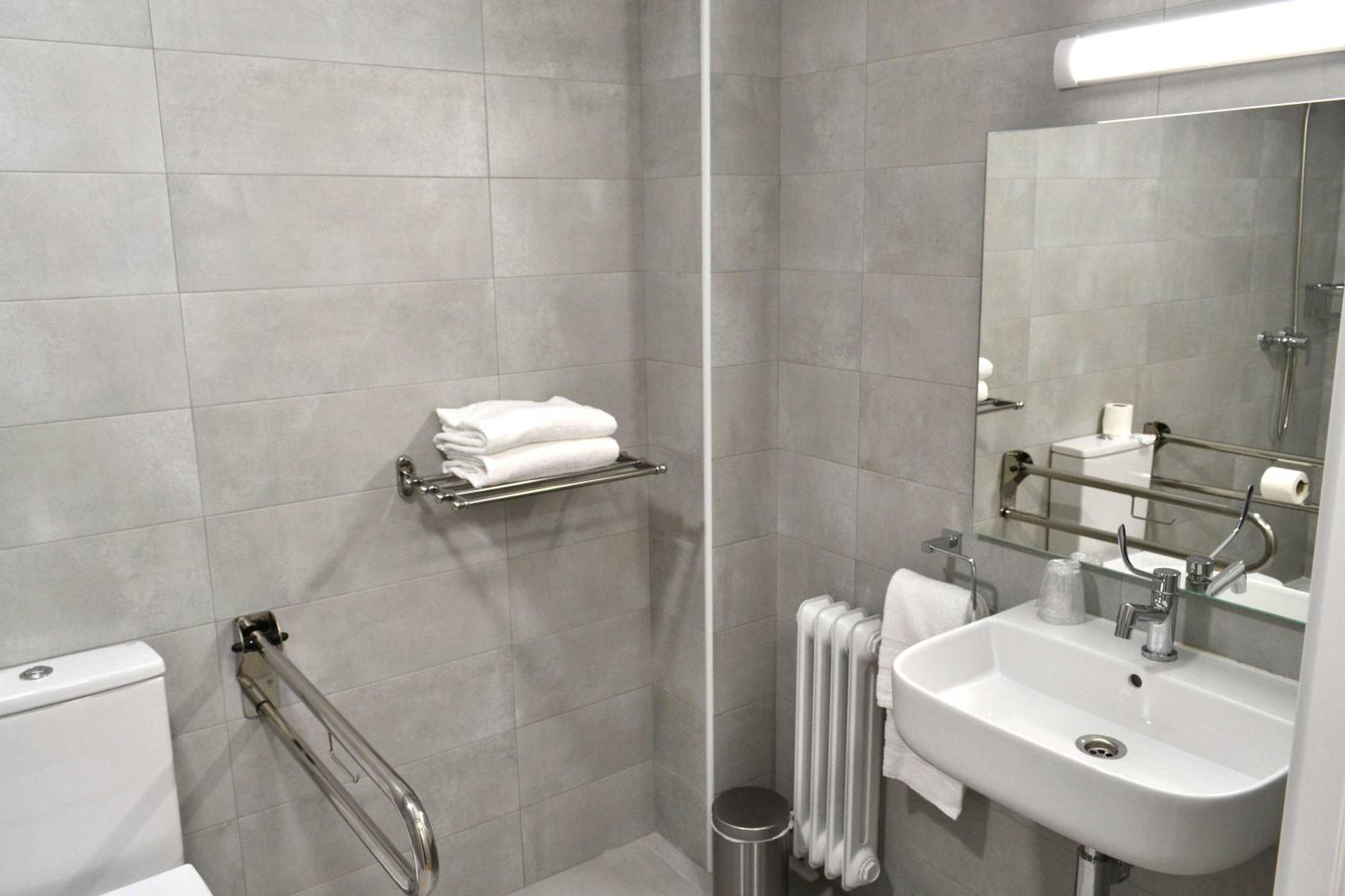 Standard Double or Twin Room - Photo 11