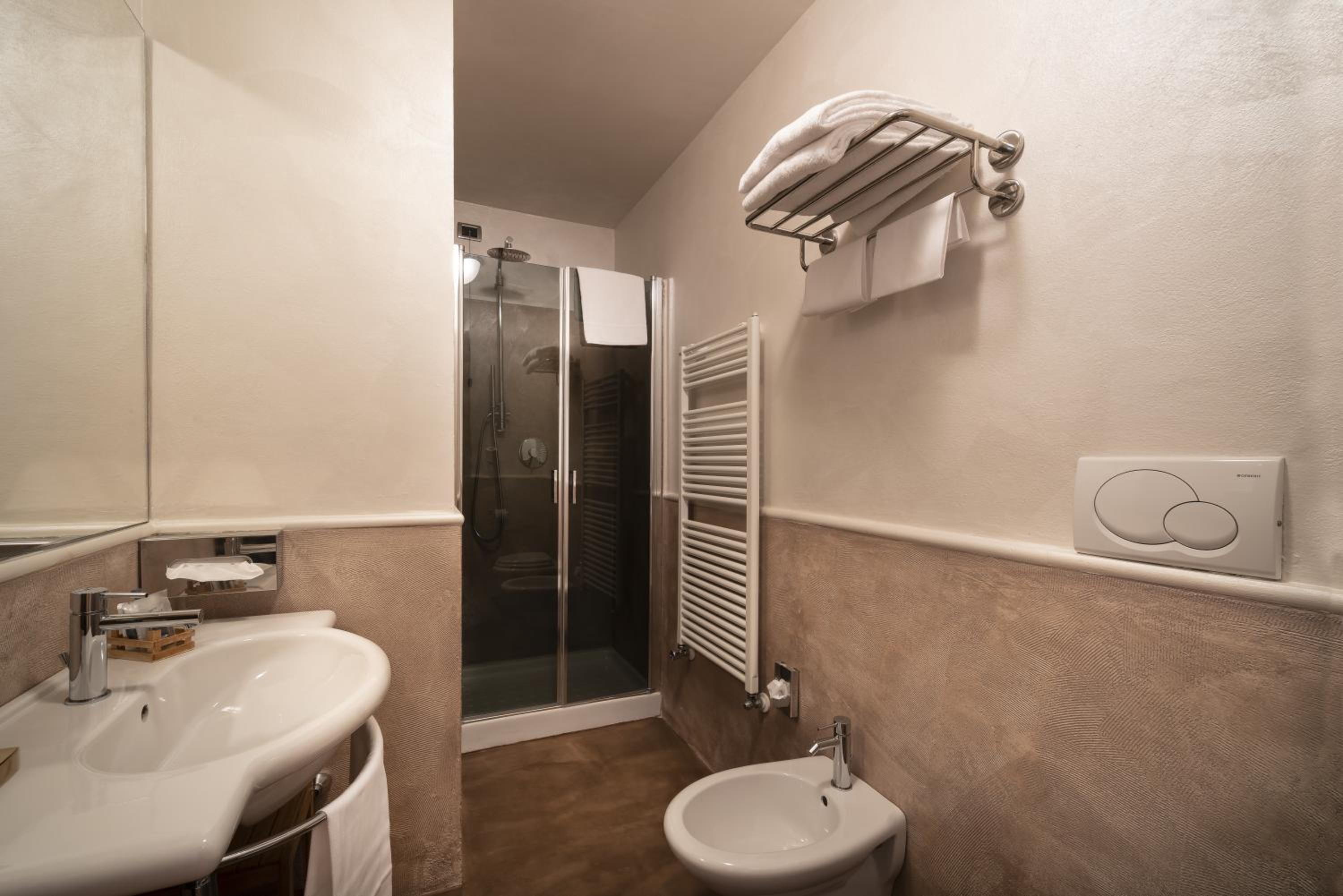 Deluxe Double or Twin Room with City View photo 3