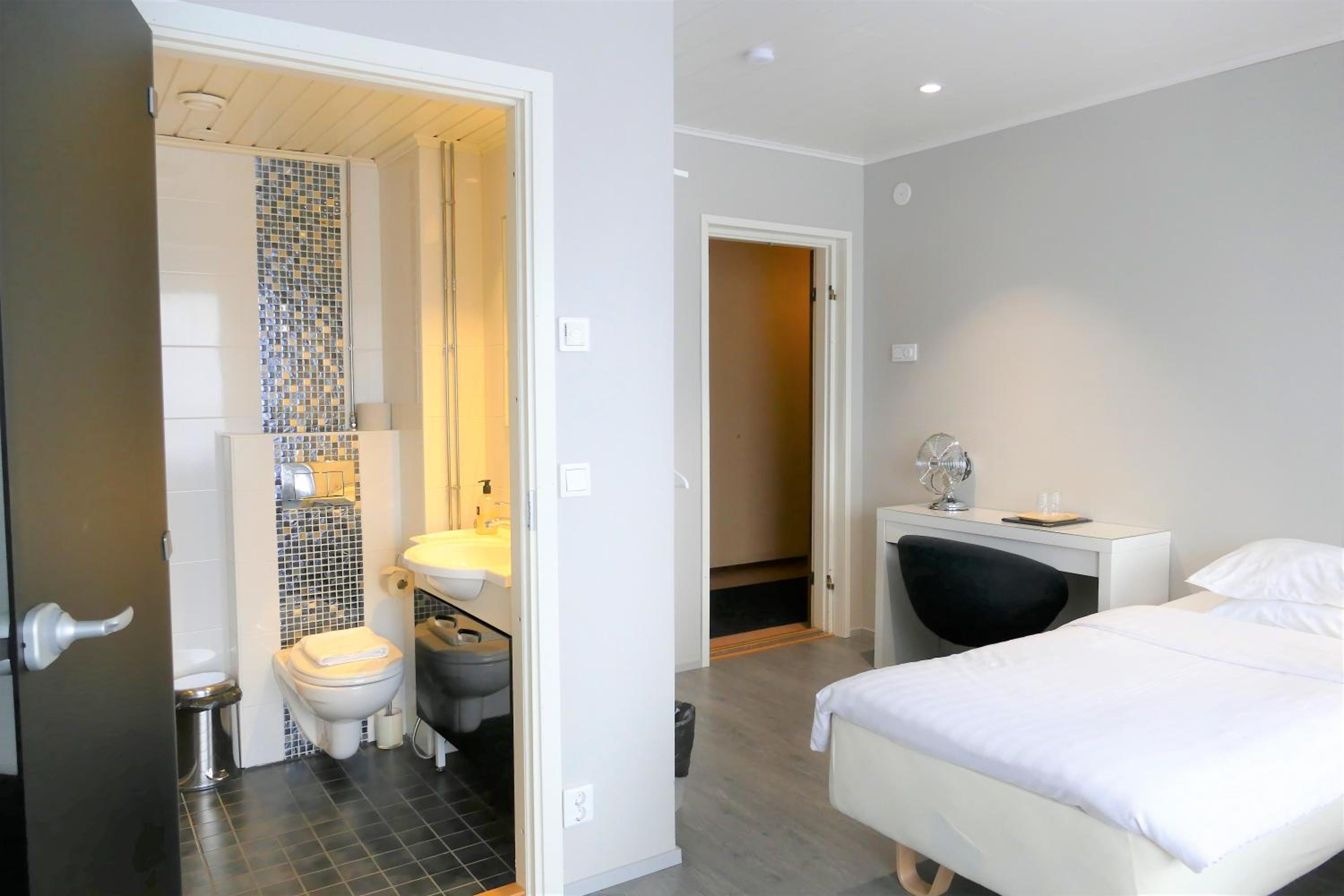 Twin Room with Private Bathroom - Photo 2