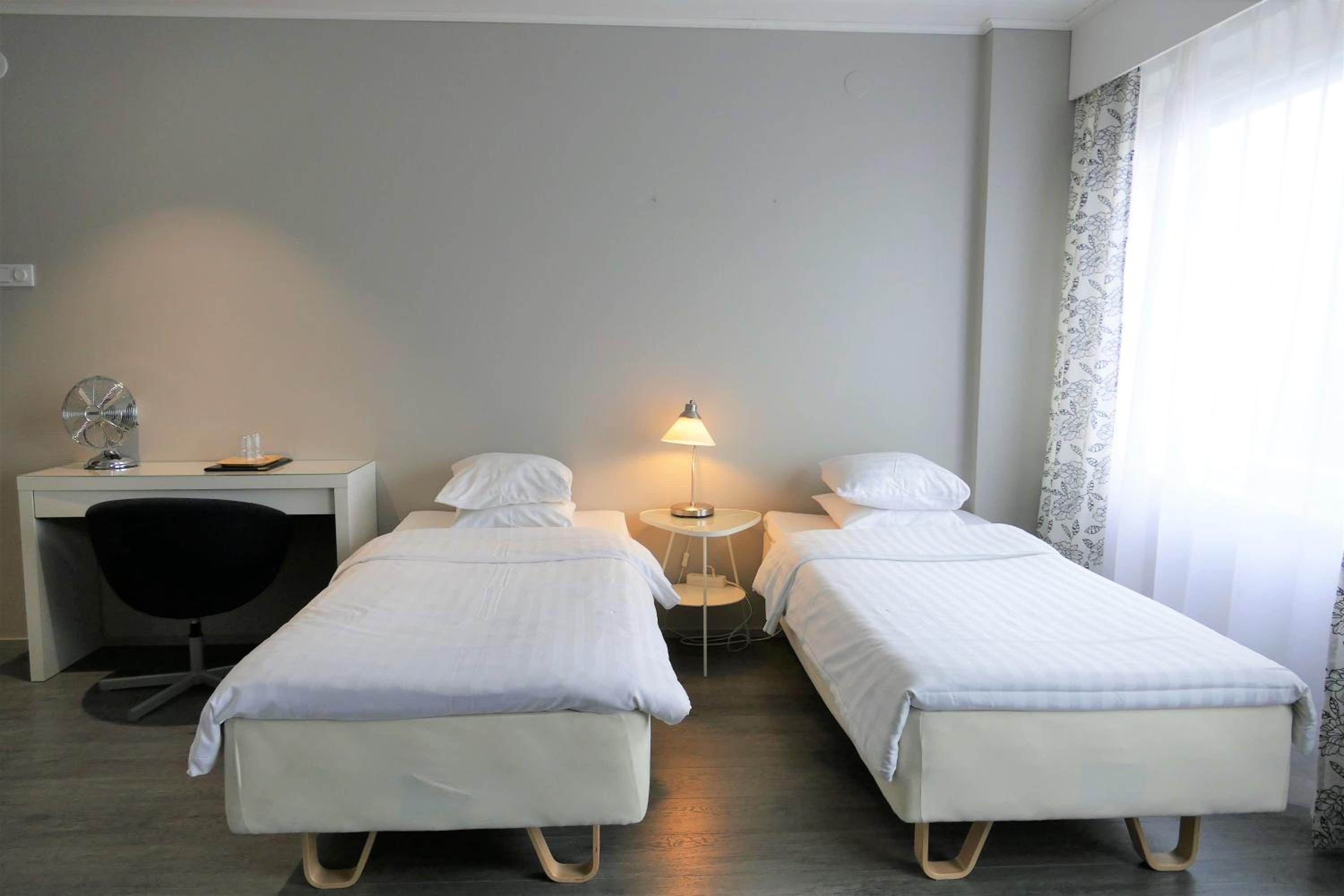 Twin Room with Private Bathroom - Photo 3