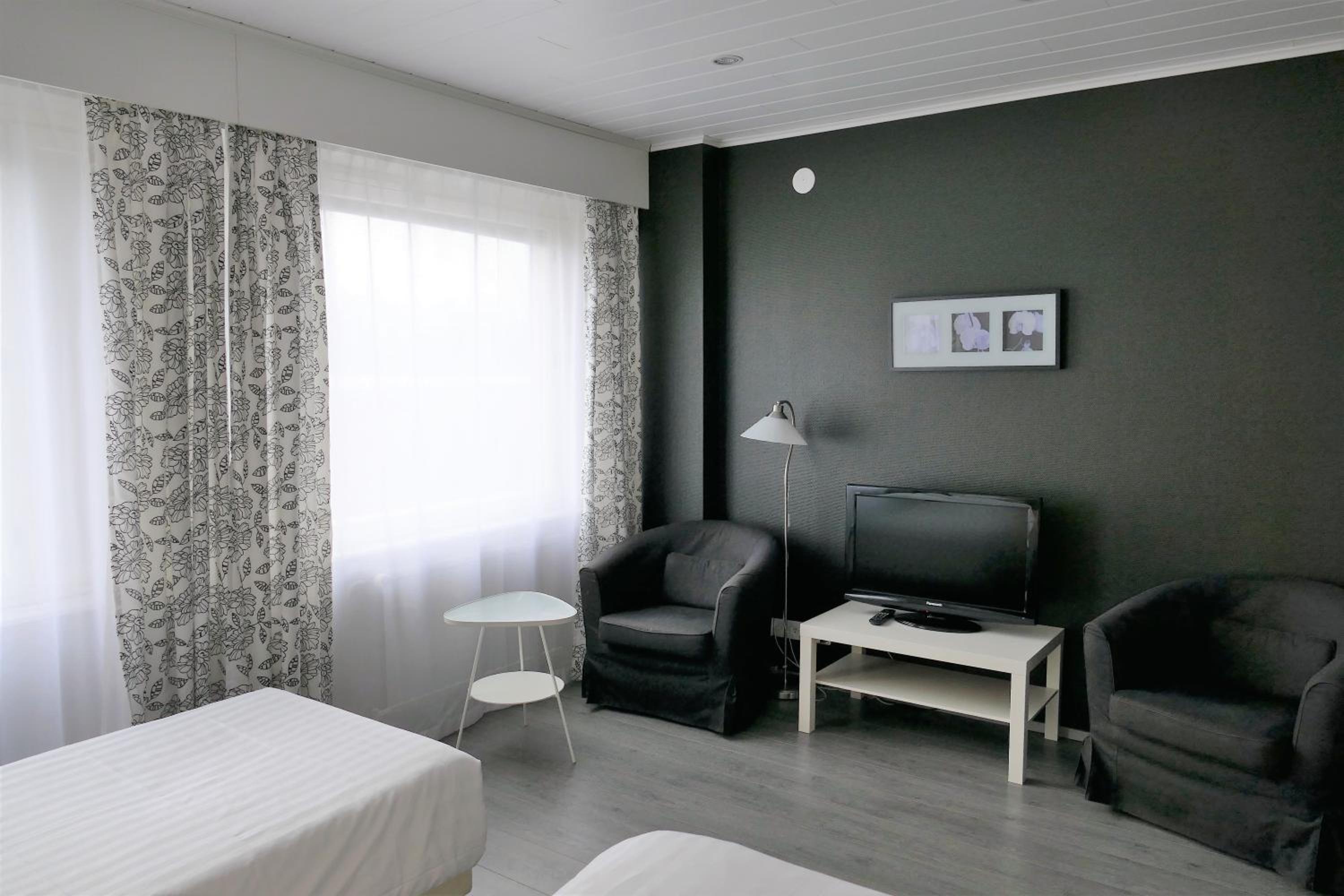 Twin Room with Private Bathroom - Photo 4