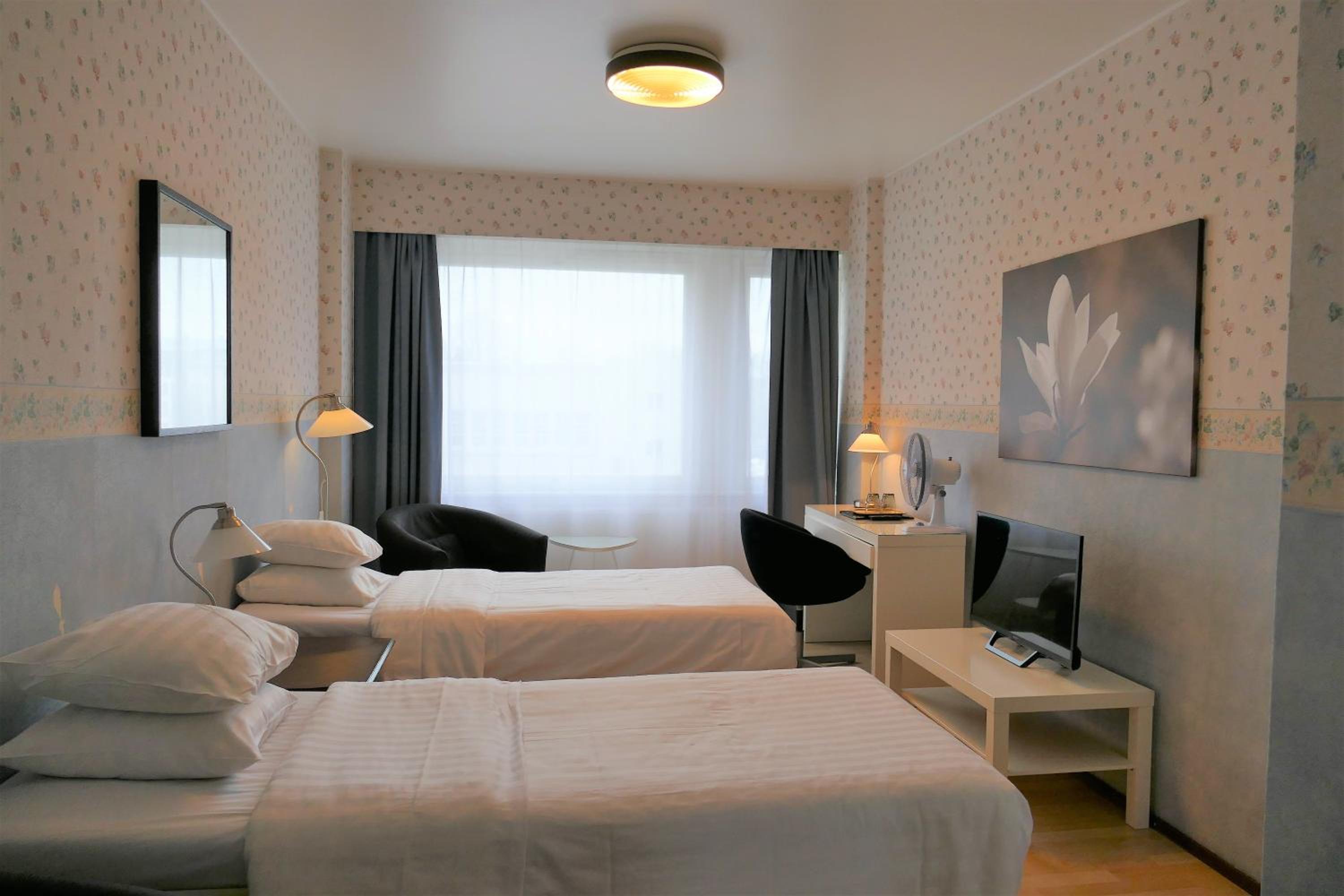 Twin Room with Private Bathroom - Photo 8