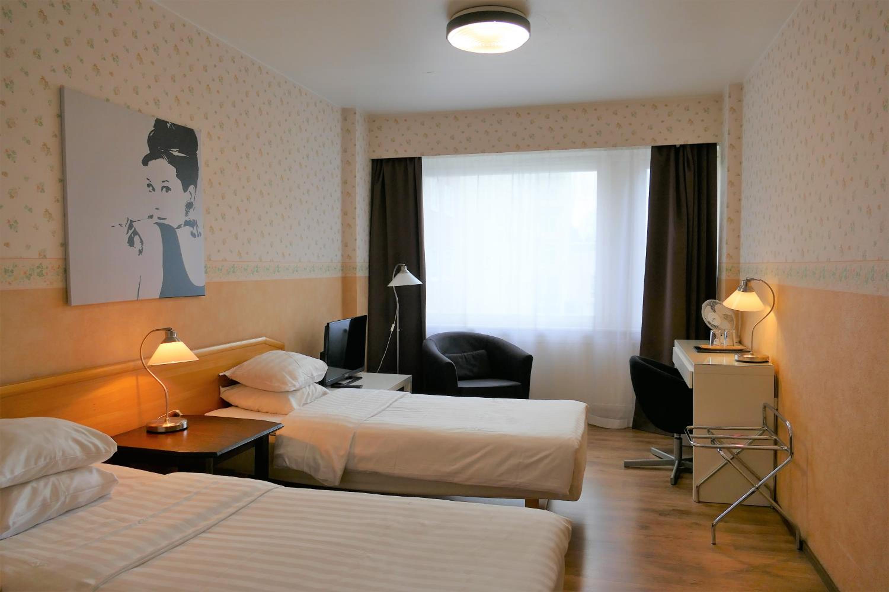 Twin Room with Private Bathroom - Photo 13