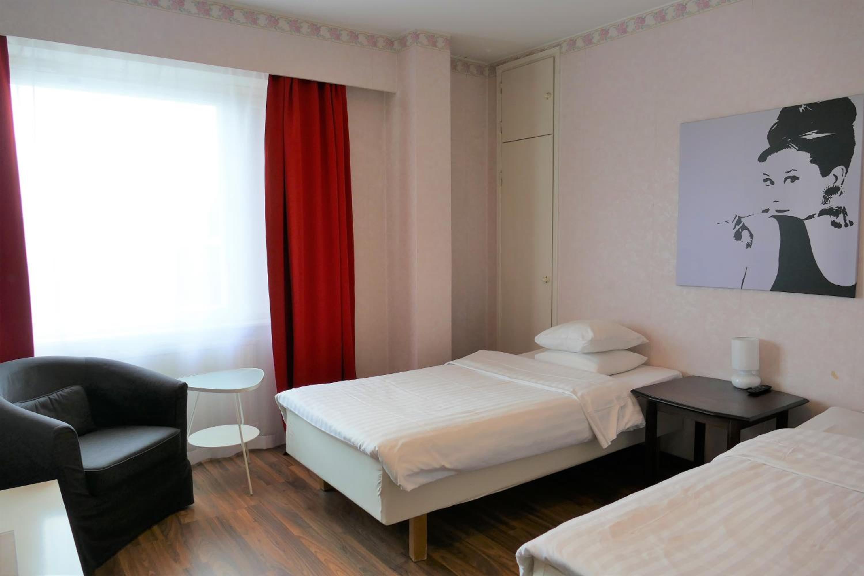 Twin Room with Private Bathroom - Photo 17