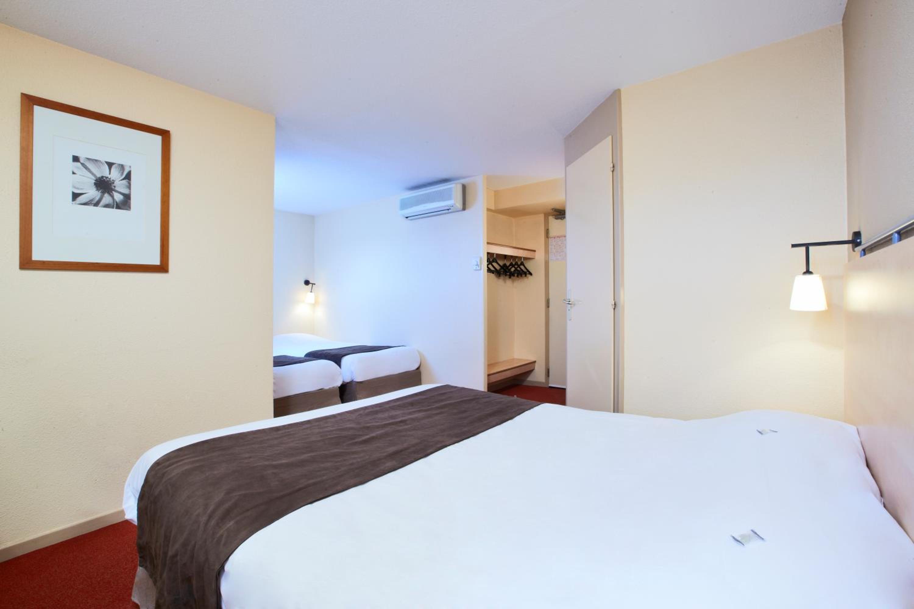 Quadruple Room with 1 Double Bed and 2 Single Beds - Photo 1