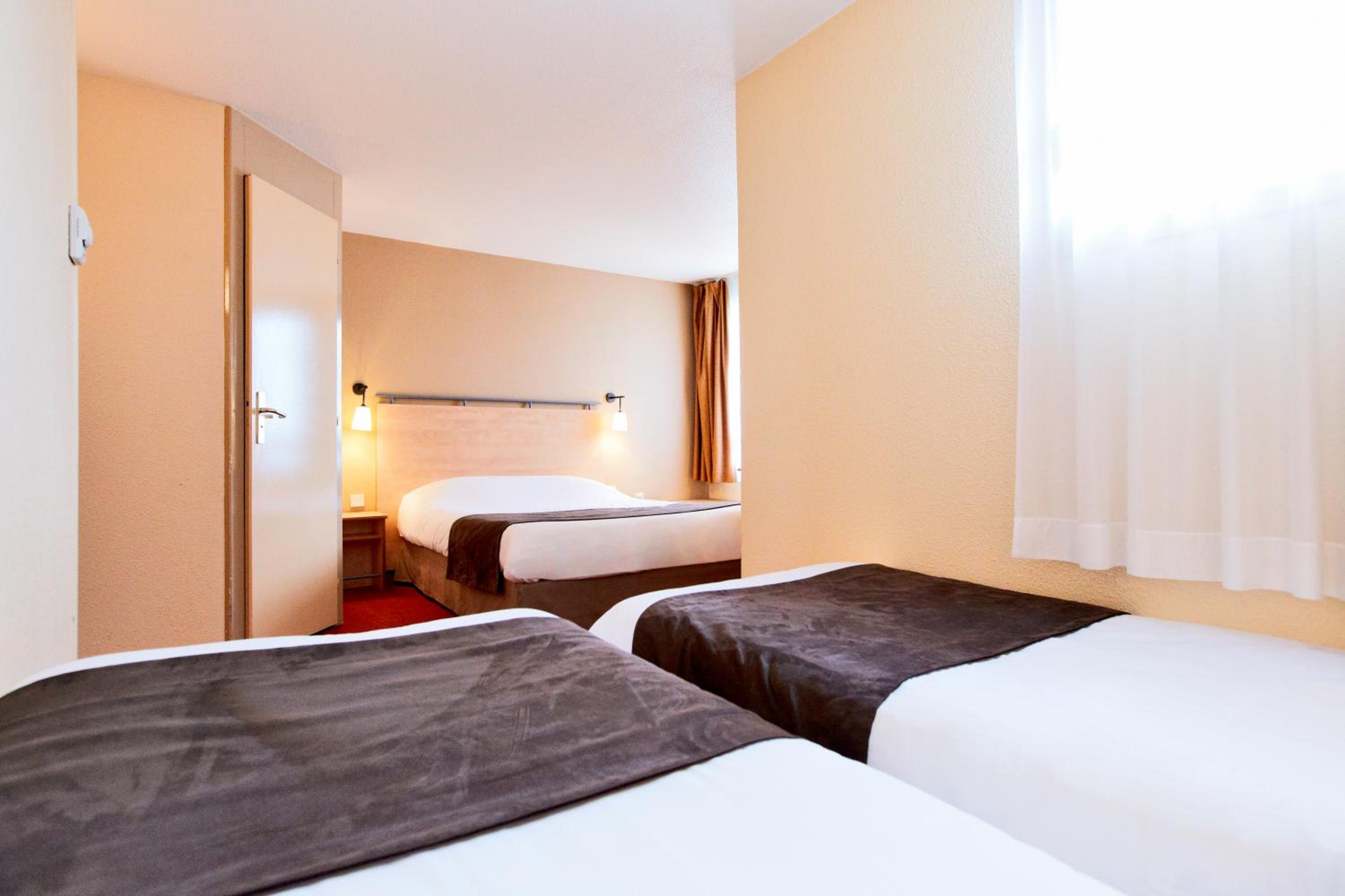 Quadruple Room with 1 Double Bed and 2 Single Beds - Photo 2
