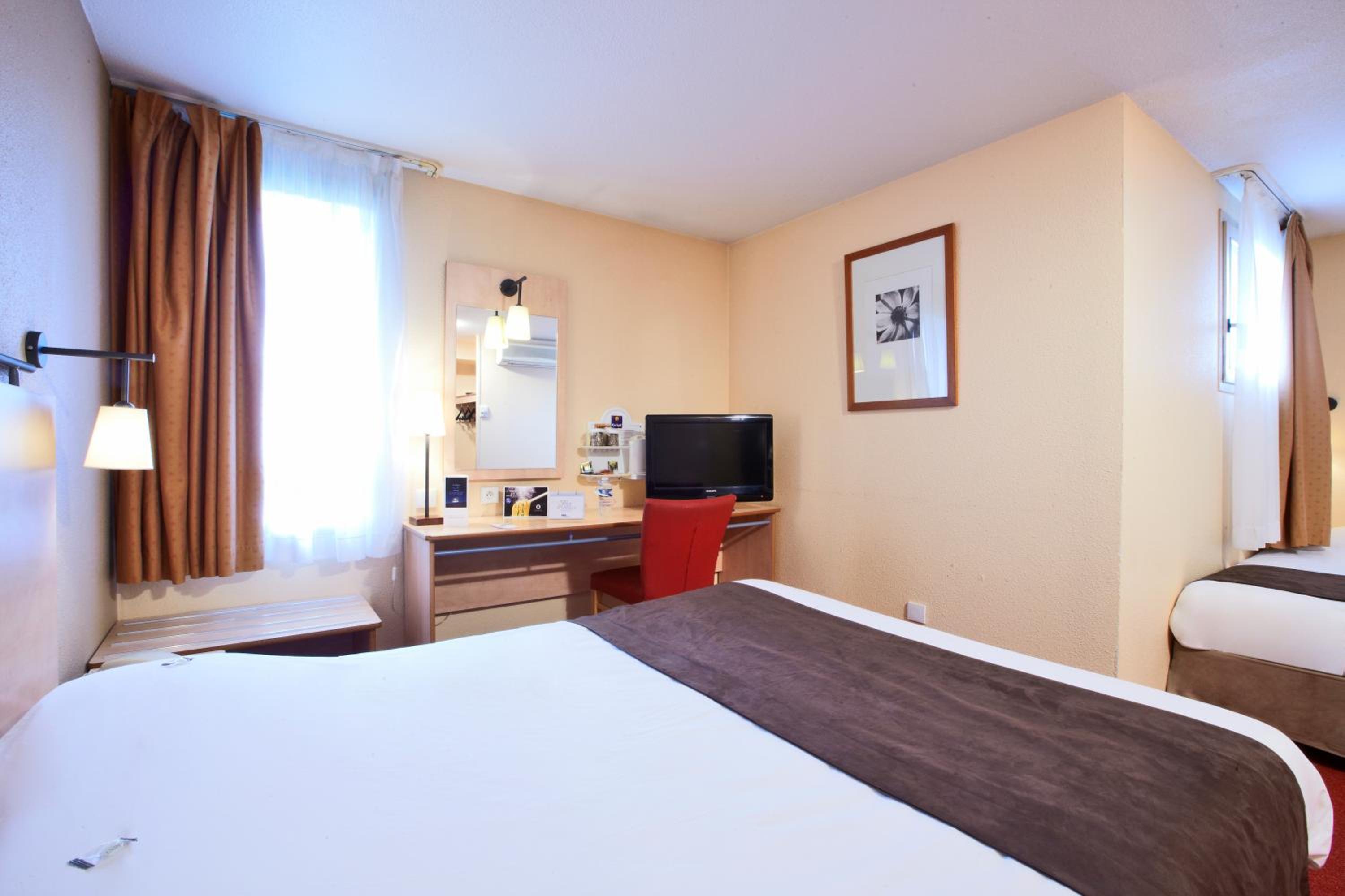 Triple Room (1 Double Bed + 1 Single Bed) - Photo 2