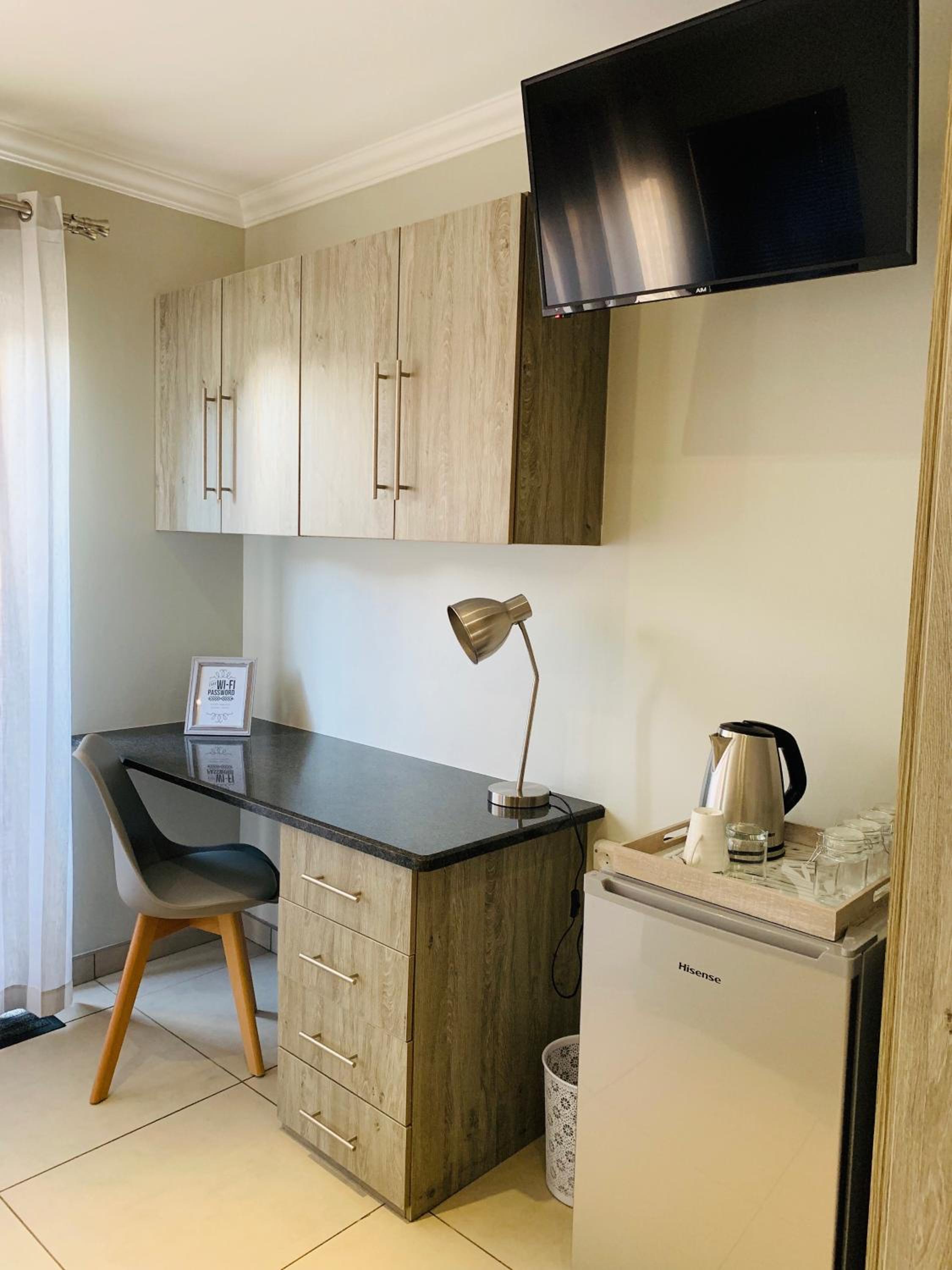 Deluxe Double or Twin Room - Photo 8